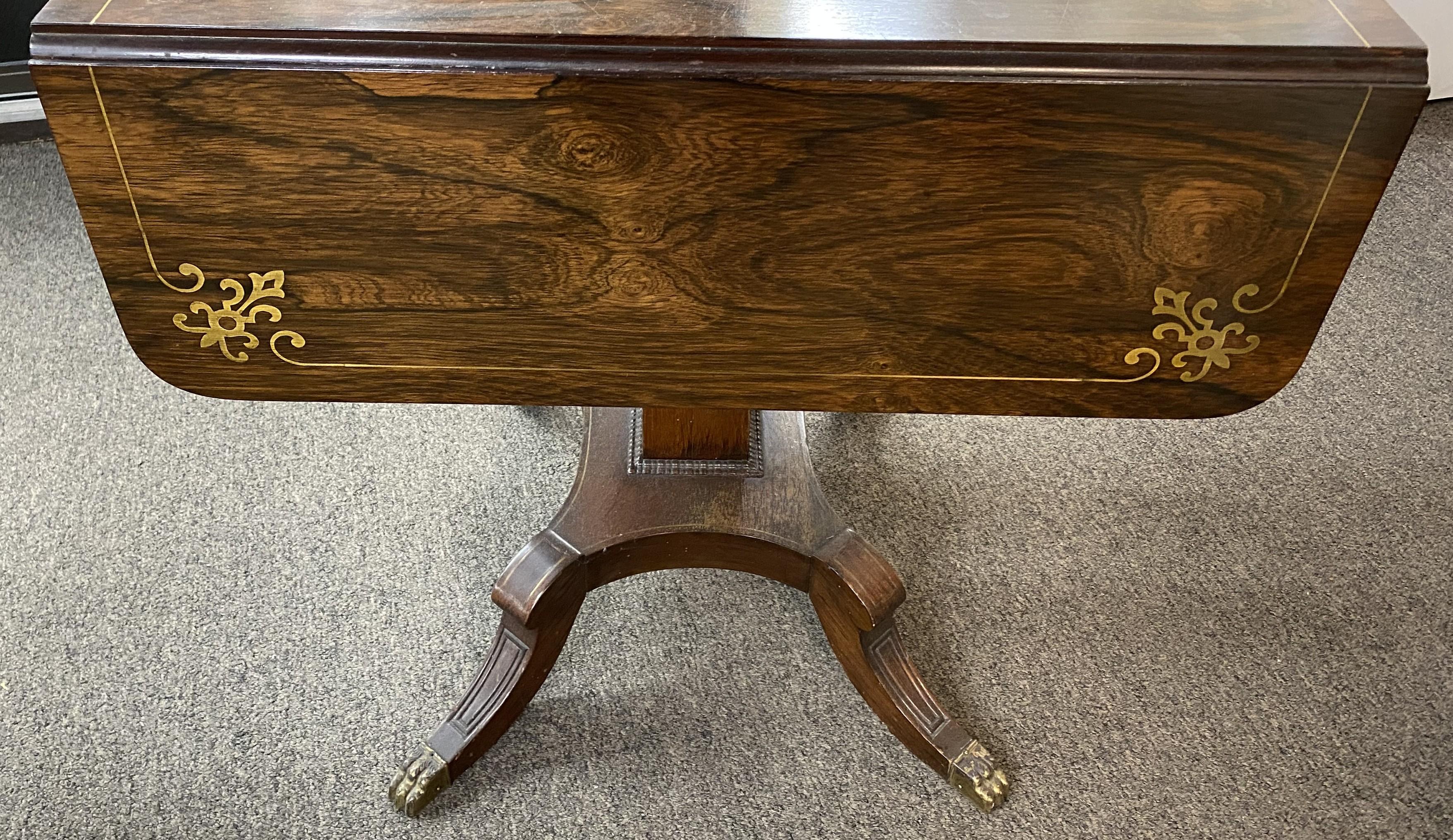 Sculpté à la main Table centrale Regency anglaise en bois de rose avec incrustation en laiton en vente