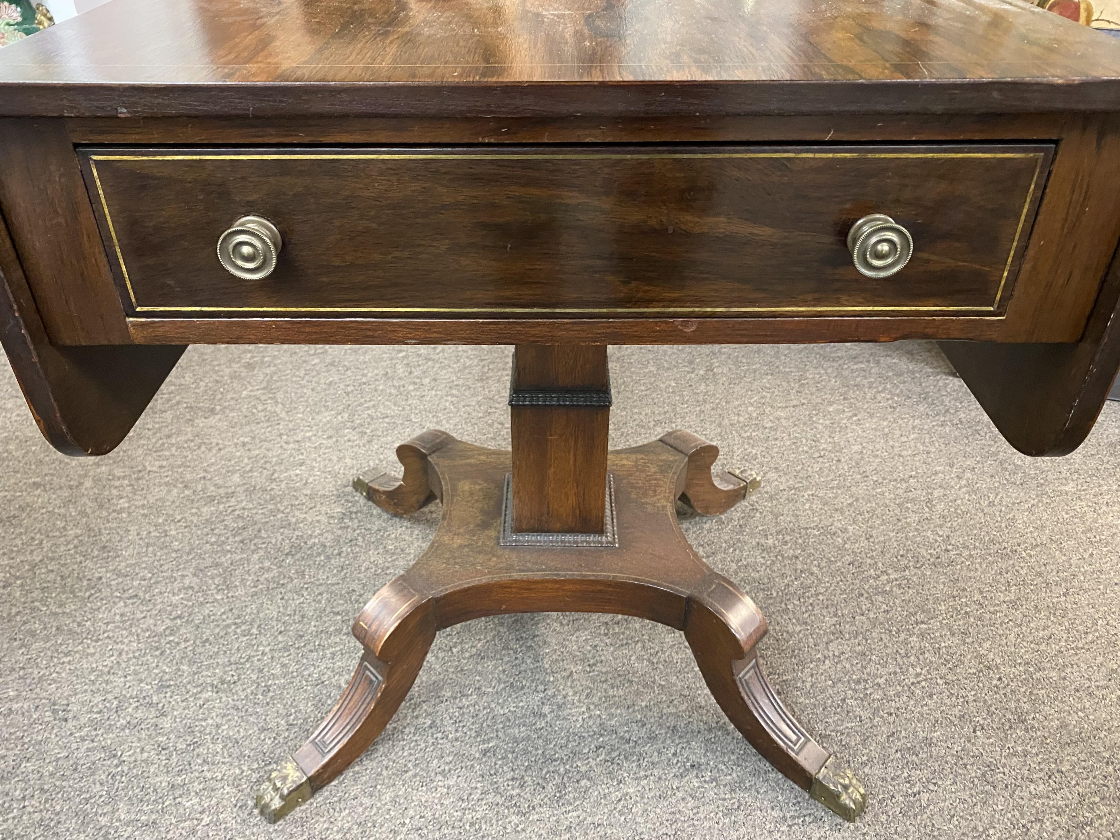 Table centrale Regency anglaise en bois de rose avec incrustation en laiton Bon état - En vente à Milford, NH