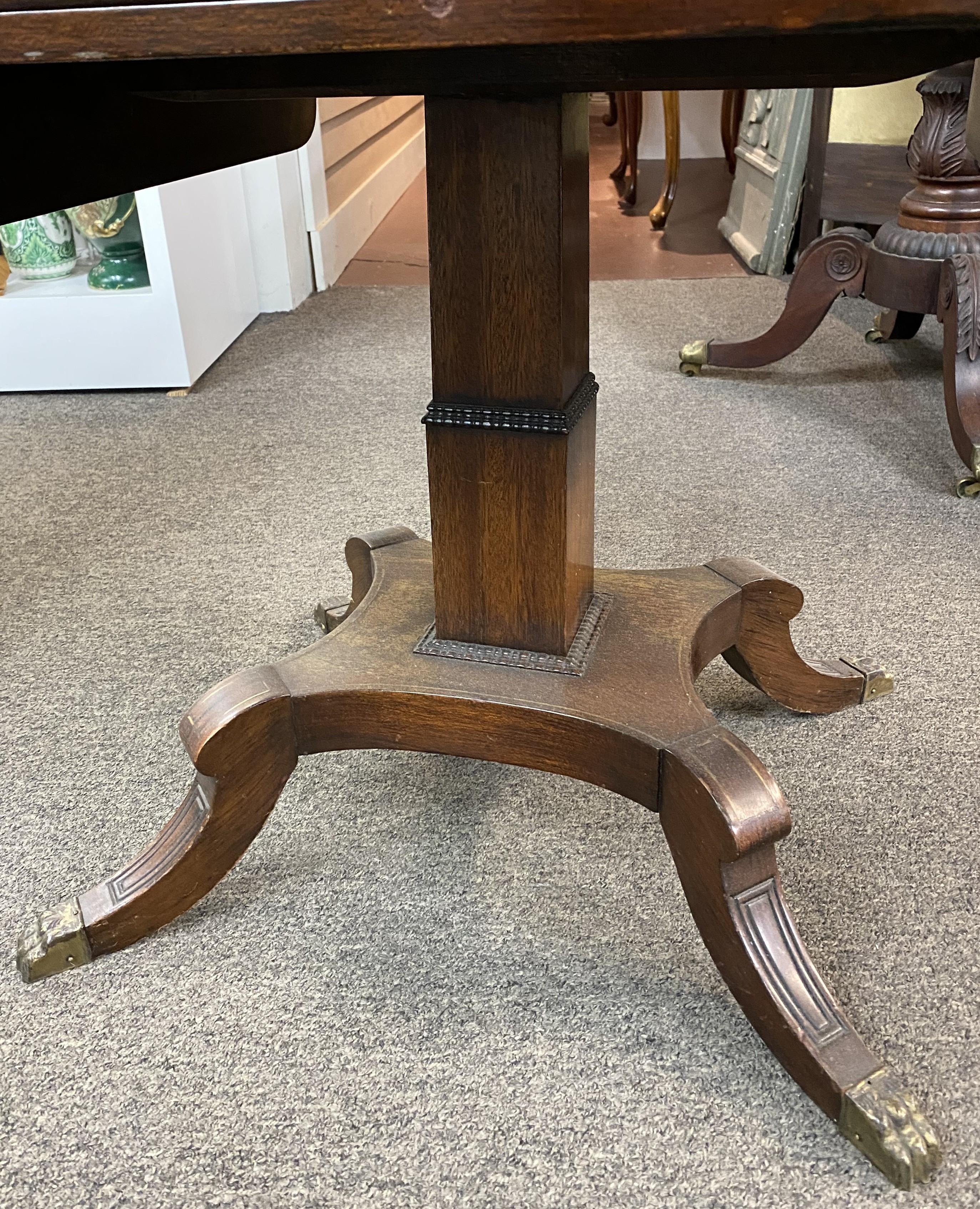 XIXe siècle Table centrale Regency anglaise en bois de rose avec incrustation en laiton en vente