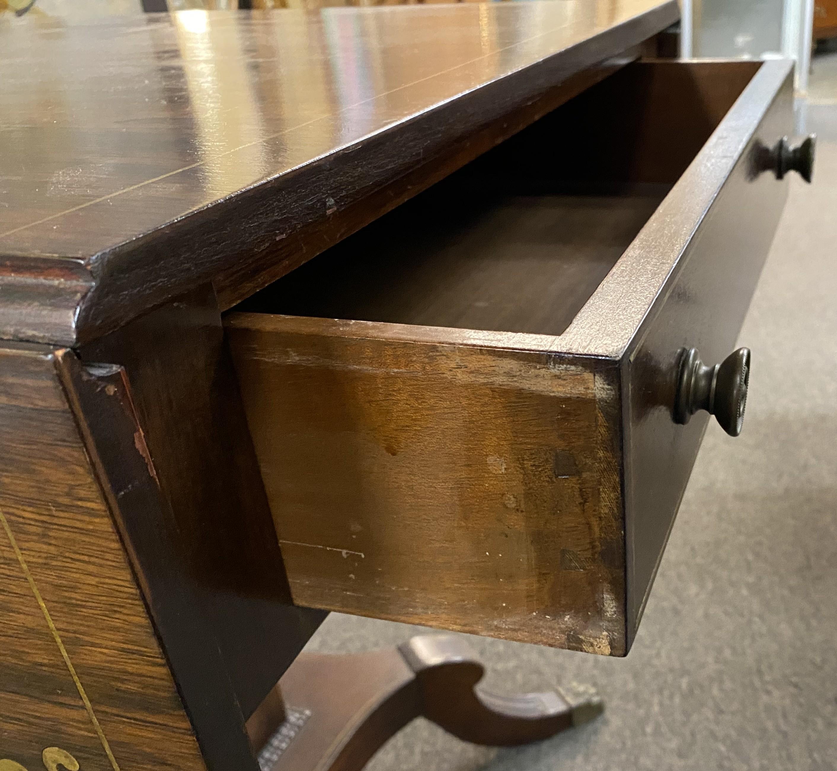 Laiton Table centrale Regency anglaise en bois de rose avec incrustation en laiton en vente