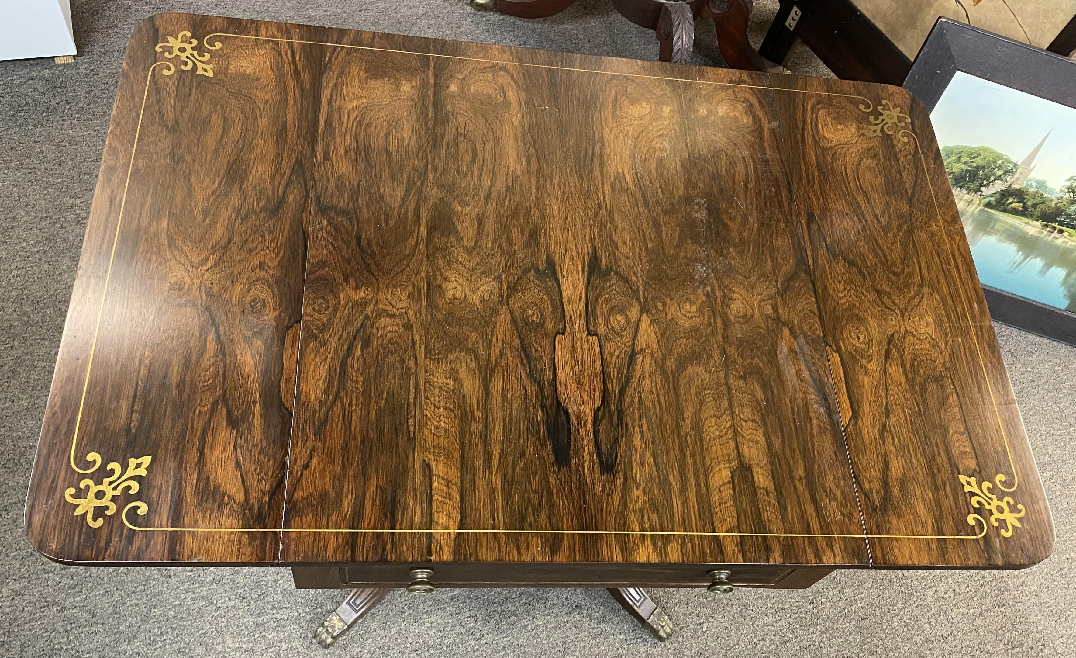 Table centrale Regency anglaise en bois de rose avec incrustation en laiton en vente 1
