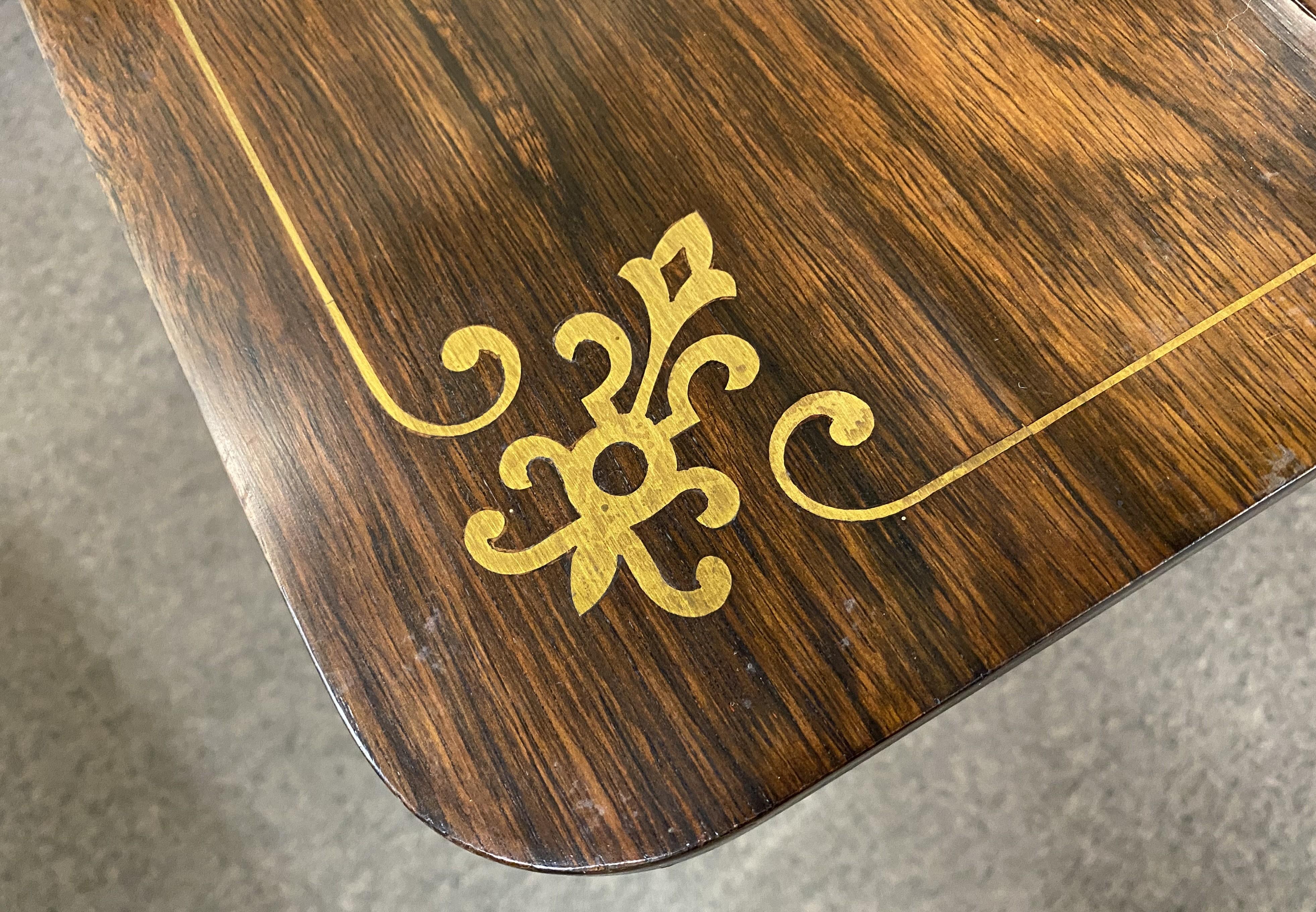 Table centrale Regency anglaise en bois de rose avec incrustation en laiton en vente 2