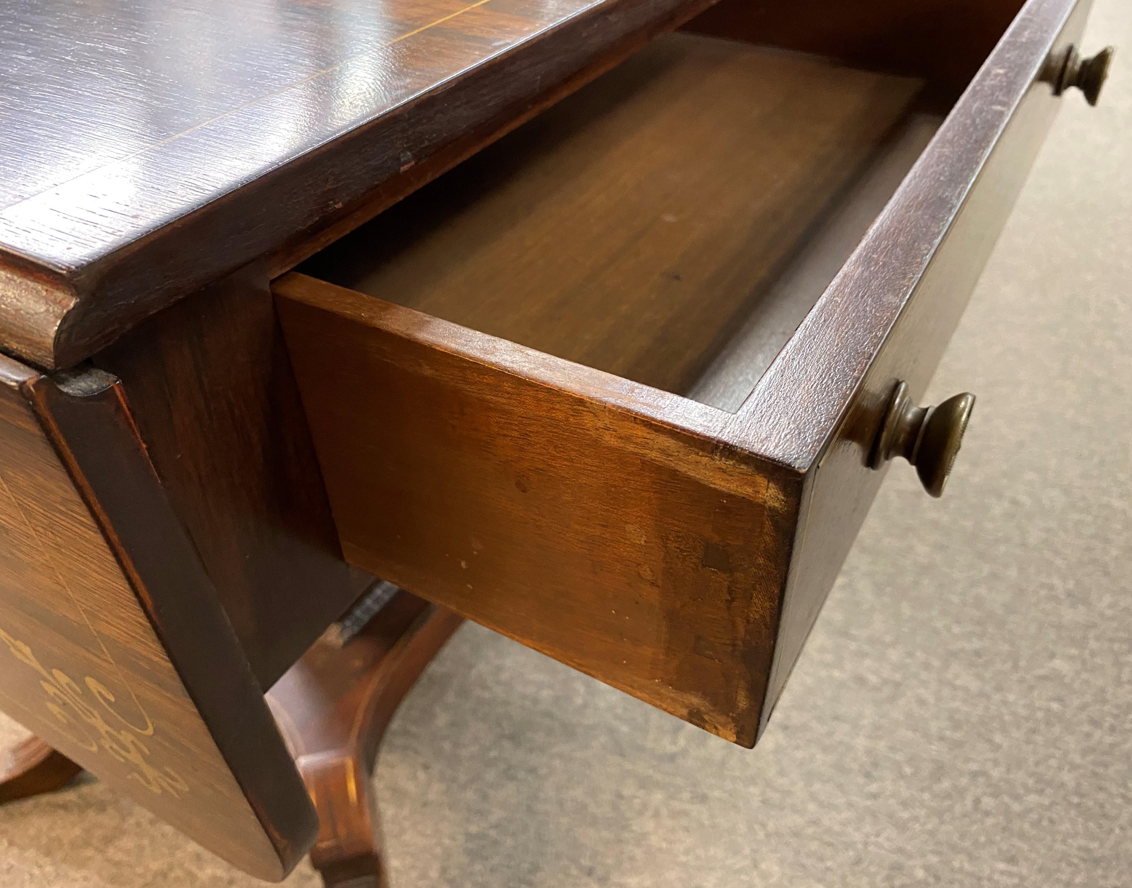 Englischer Regency-Schreibtisch aus Palisanderholz mit einer Schublade und blattförmigem Ausziehtisch mit Messingintarsien im Angebot 6