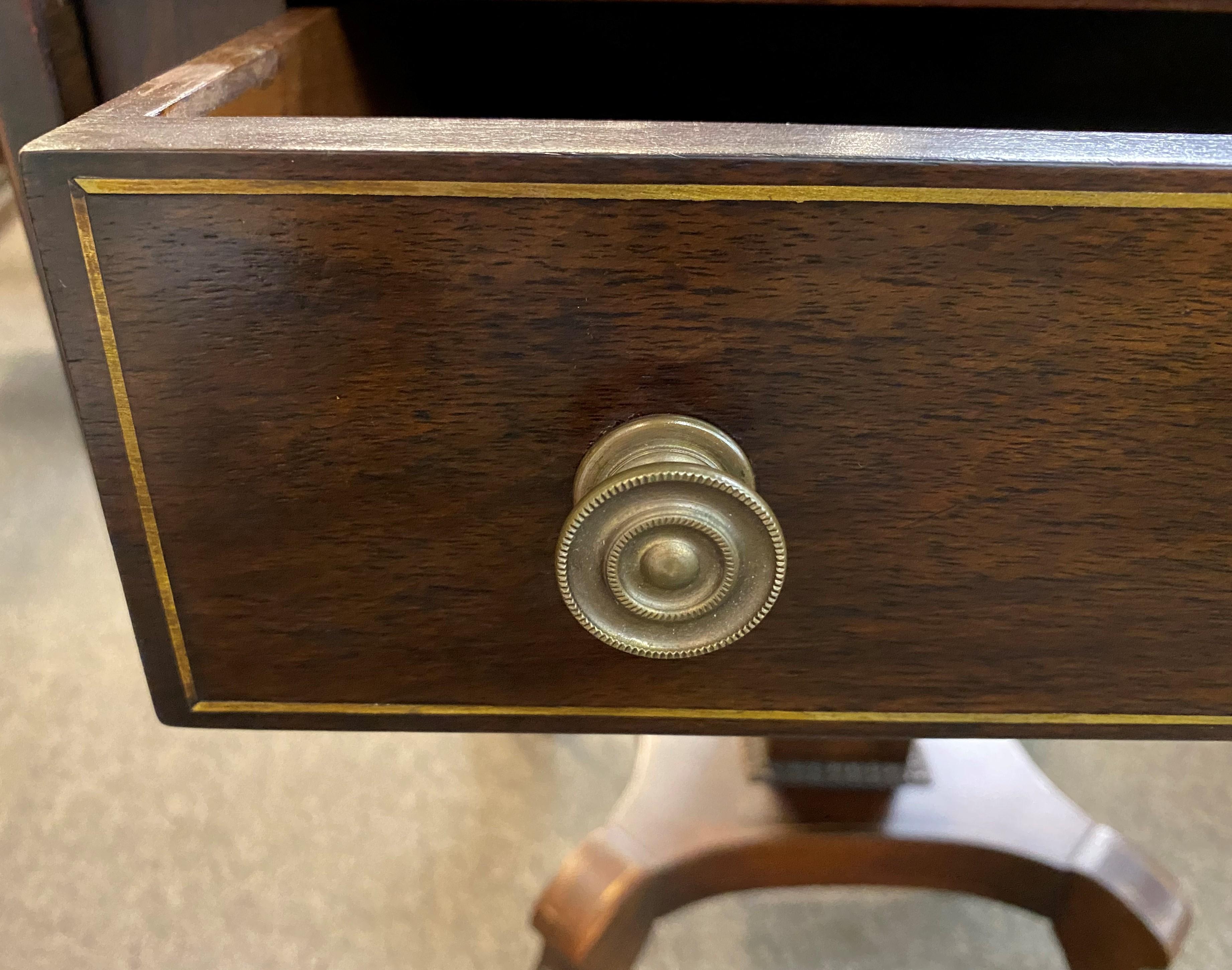 Englischer Regency-Schreibtisch aus Palisanderholz mit einer Schublade und blattförmigem Ausziehtisch mit Messingintarsien im Angebot 7