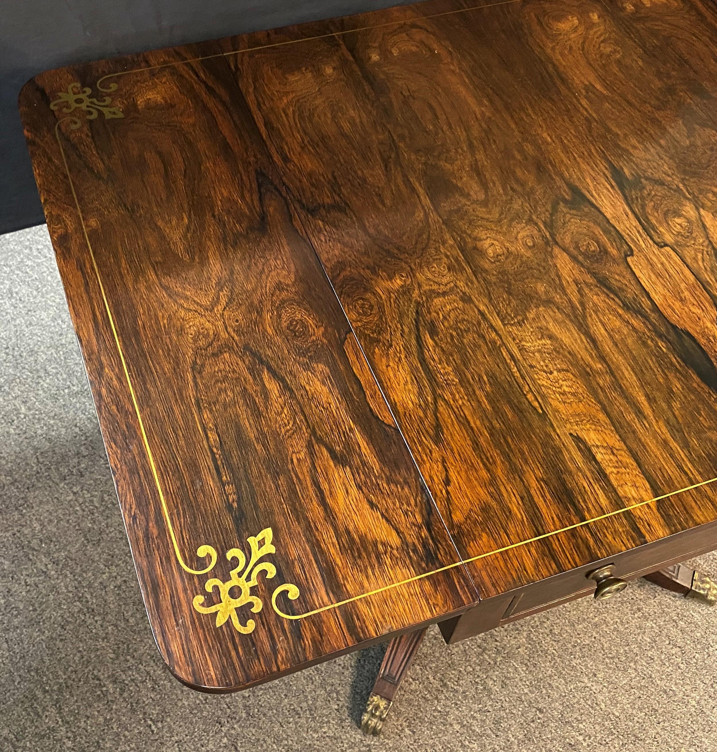 Regency Table de travail à un tiroir en bois de rose de style Régence anglaise avec incrustation en laiton en vente