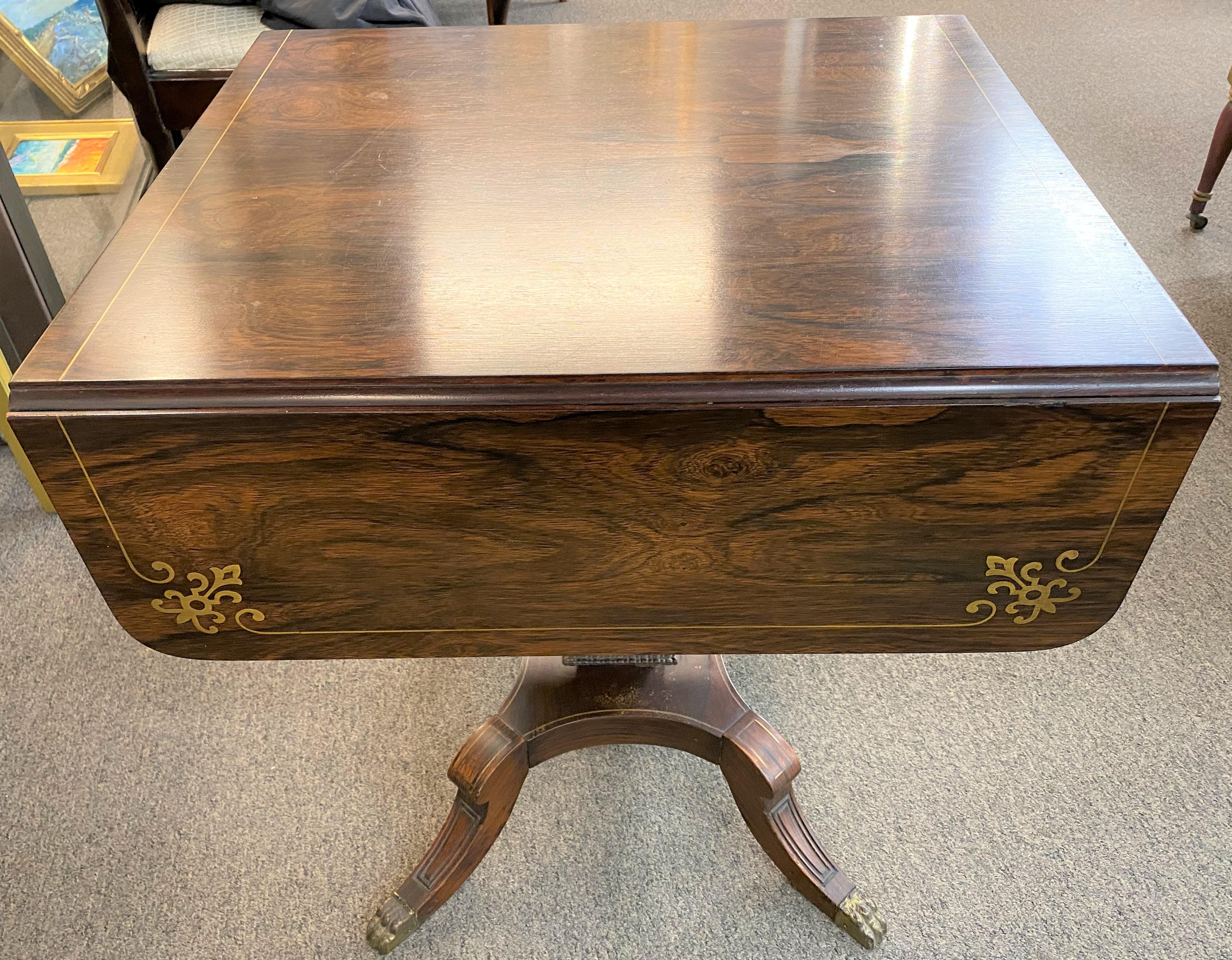 Englischer Regency-Schreibtisch aus Palisanderholz mit einer Schublade und blattförmigem Ausziehtisch mit Messingintarsien im Angebot 1