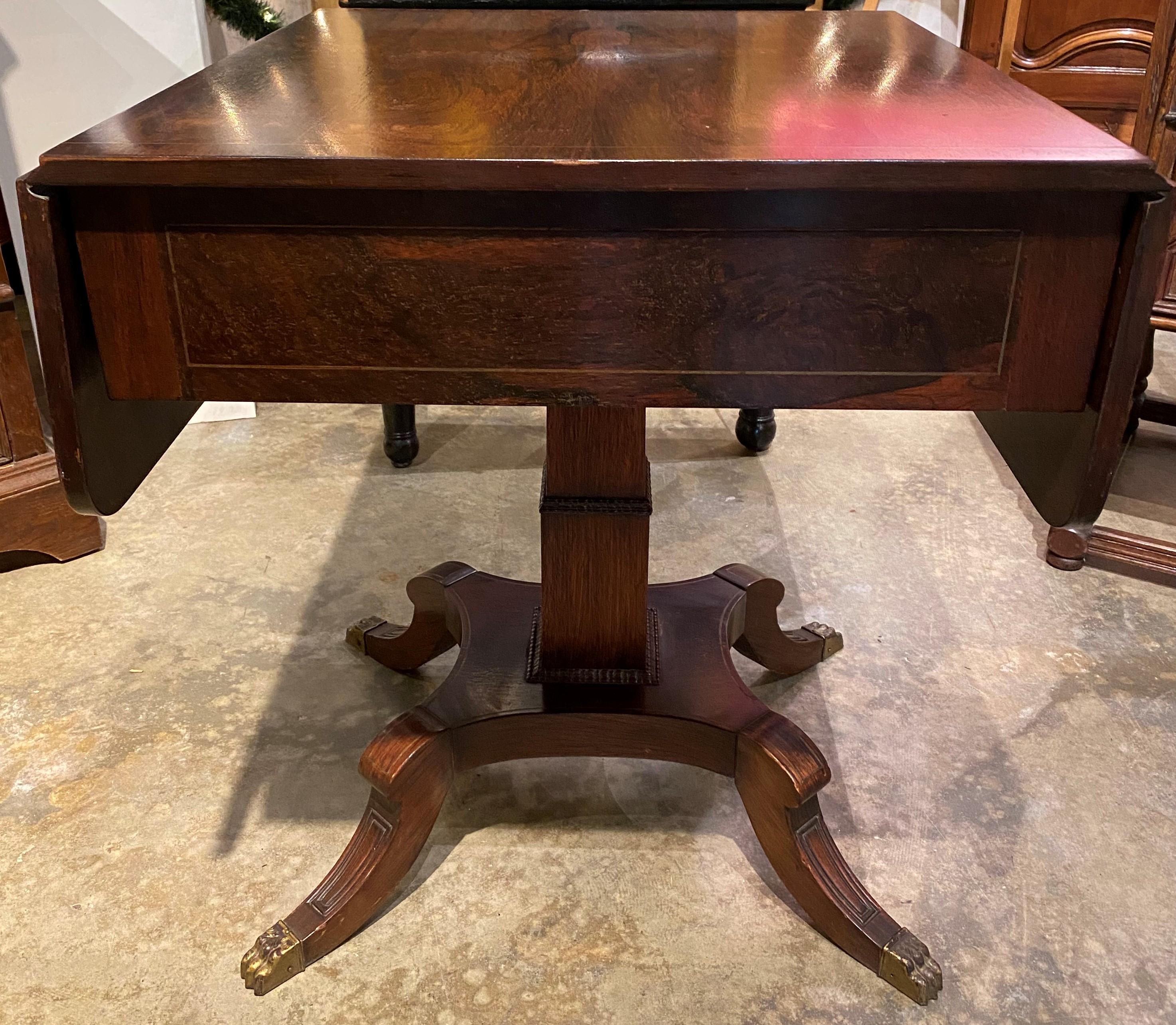 Englischer Regency-Schreibtisch aus Palisanderholz mit einer Schublade und blattförmigem Ausziehtisch mit Messingintarsien im Angebot 3