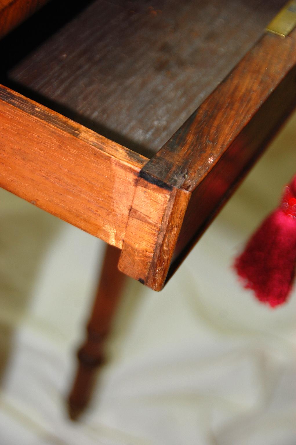Englischer Regency-Beistelltisch aus Palisanderholz mit einer Schublade und ausziehbaren, gedrechselten Beinen im Angebot 2