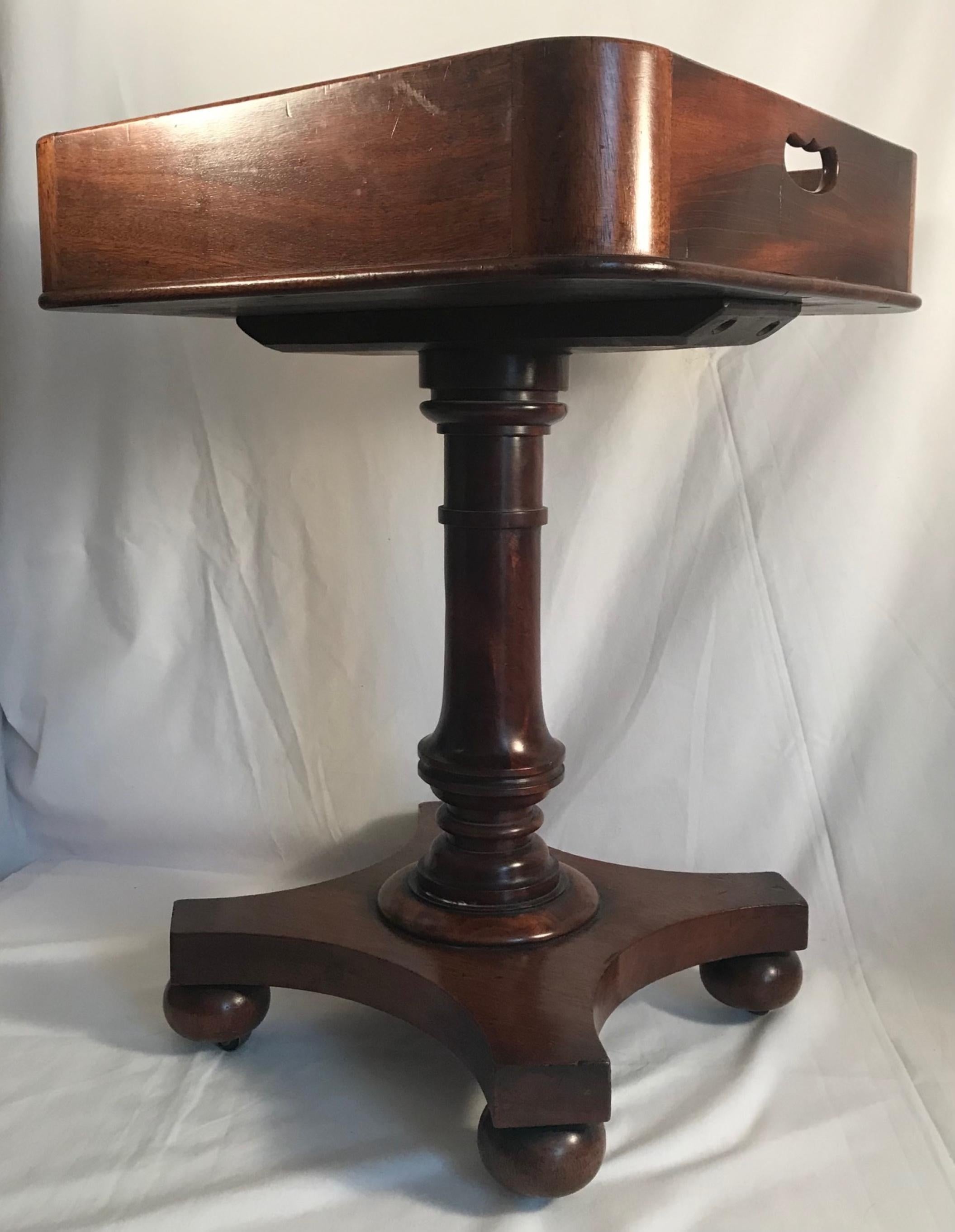 English Regency rosewood rolling butler tray top side table wine serving Stand

This very rare and superb quality English rosewood tray top side table stands or gently rolls on a quadraform base with bun feet and inset brass castors. The high