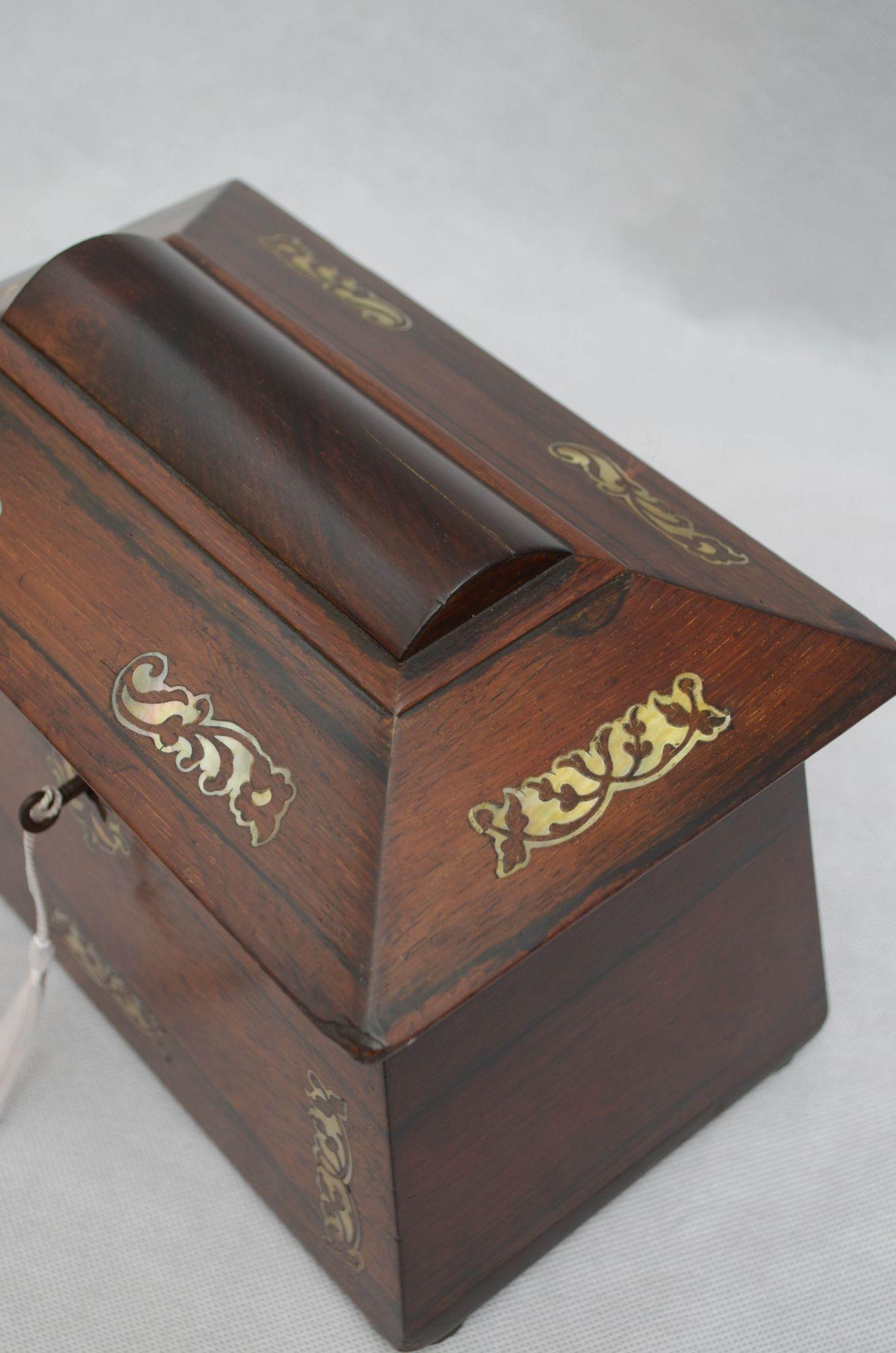 XIXe siècle Boîte à bijoux sarcophage en bois de rose de style Régence anglaise en vente
