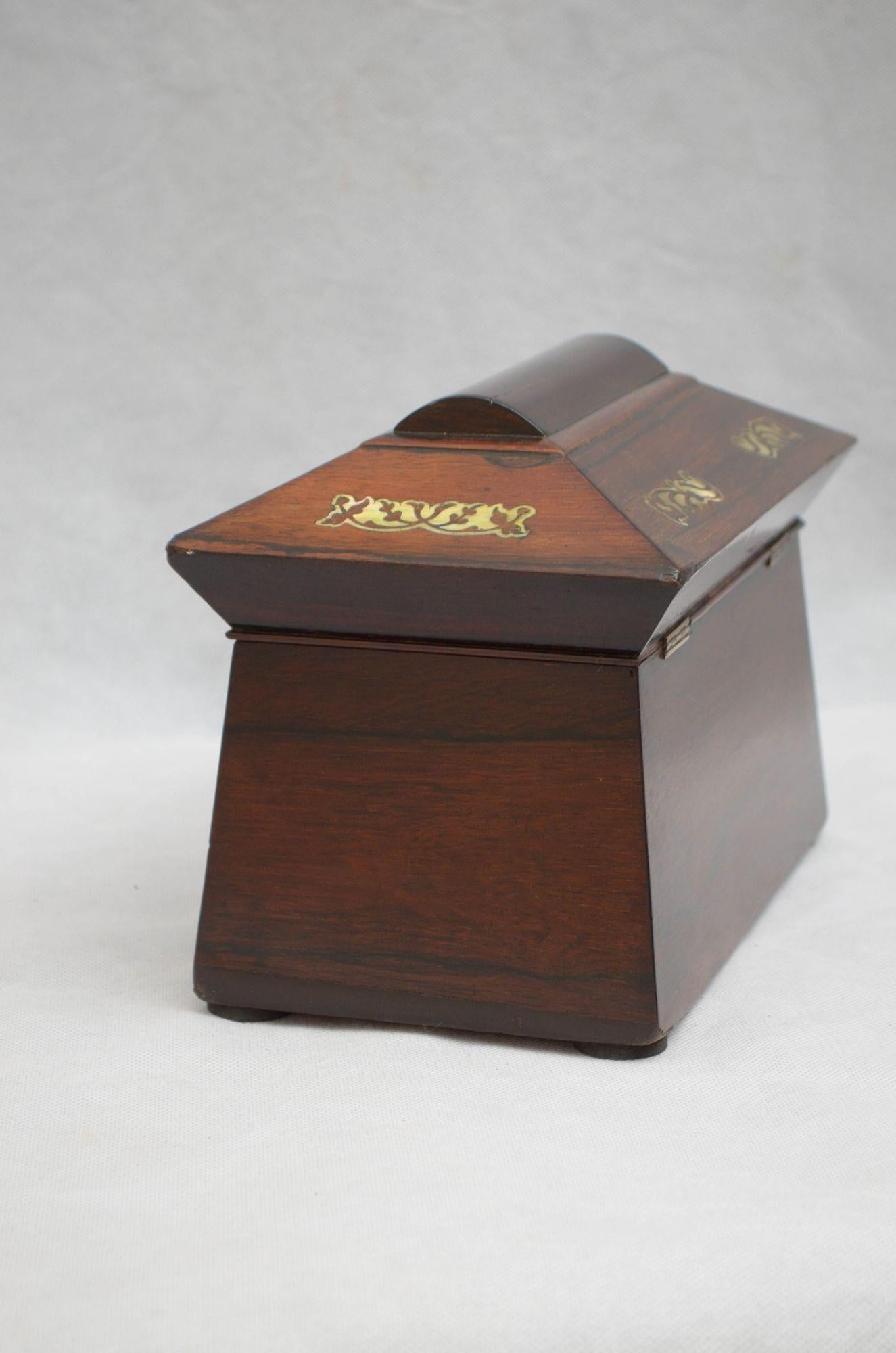 Boîte à bijoux sarcophage en bois de rose de style Régence anglaise en vente 1