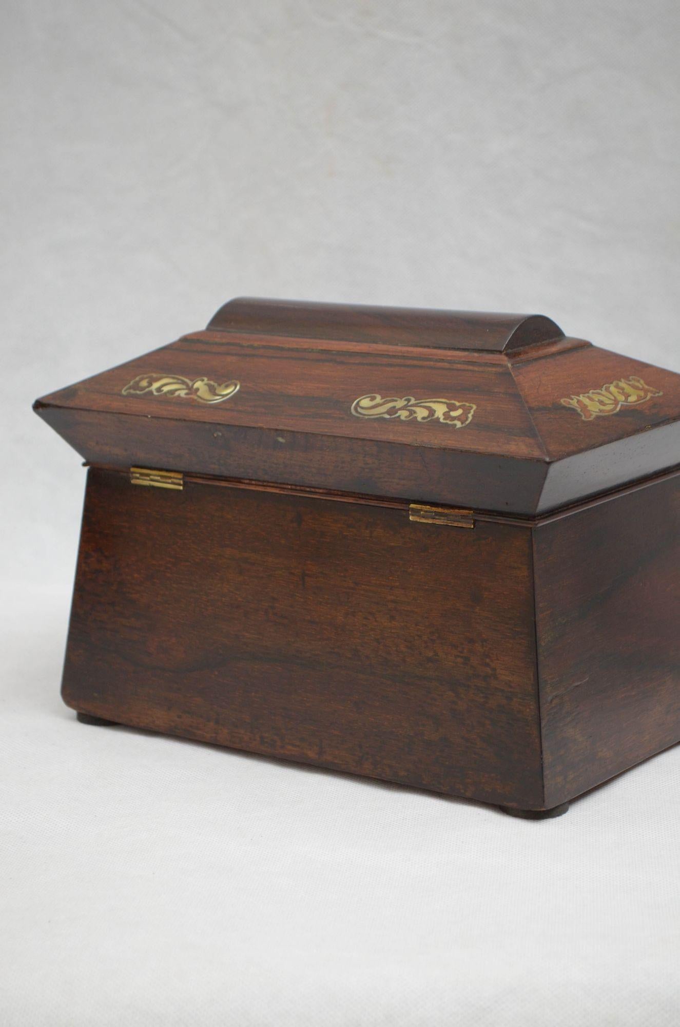 Boîte à bijoux sarcophage en bois de rose de style Régence anglaise en vente 2
