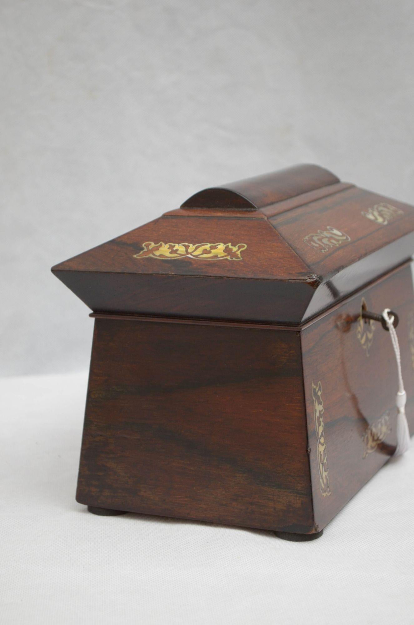 Boîte à bijoux sarcophage en bois de rose de style Régence anglaise en vente 3