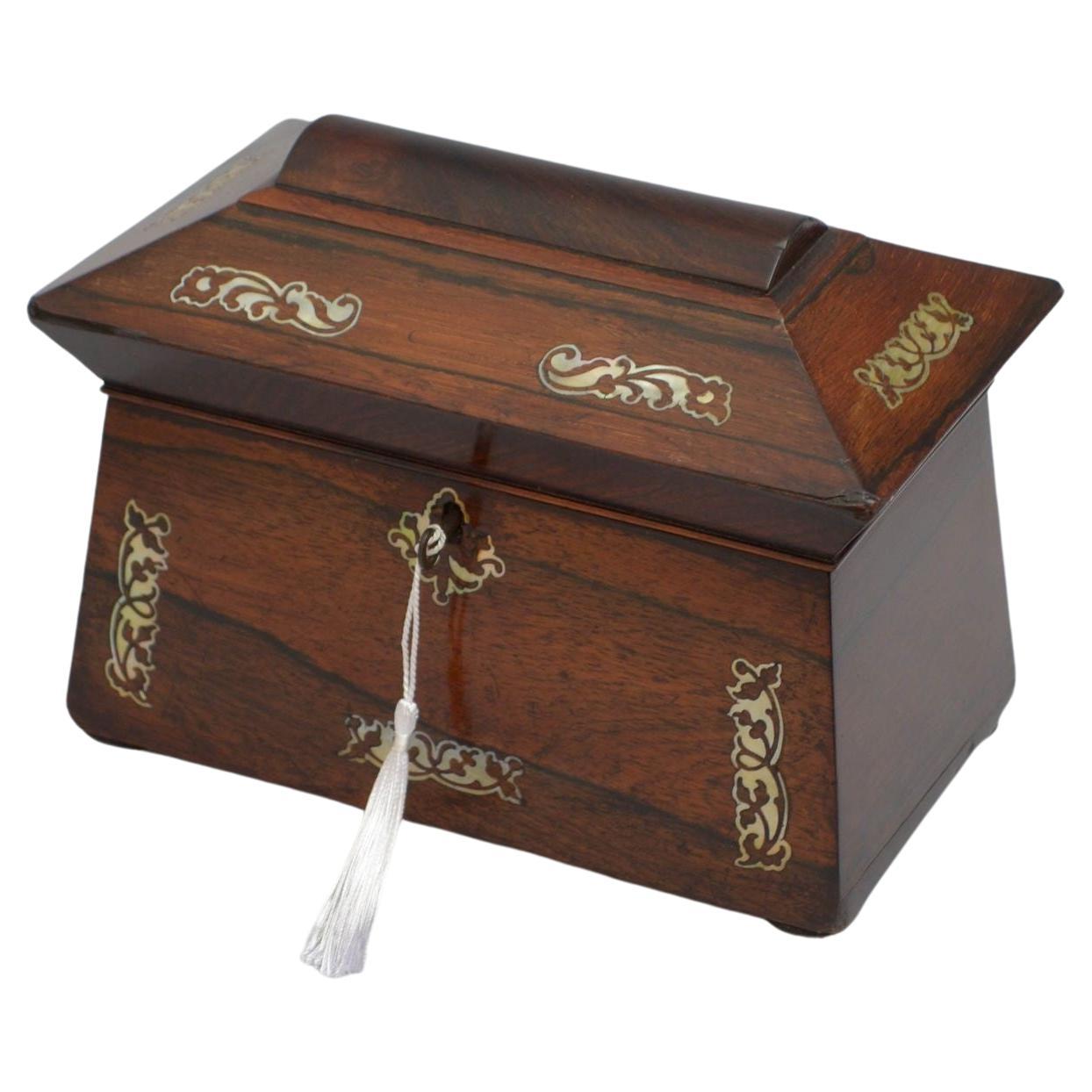 Boîte à bijoux sarcophage en bois de rose de style Régence anglaise en vente