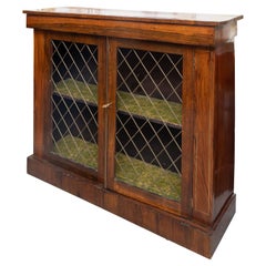 Petite bibliothèque de style Régence anglaise en bois de rose avec grille en laiton