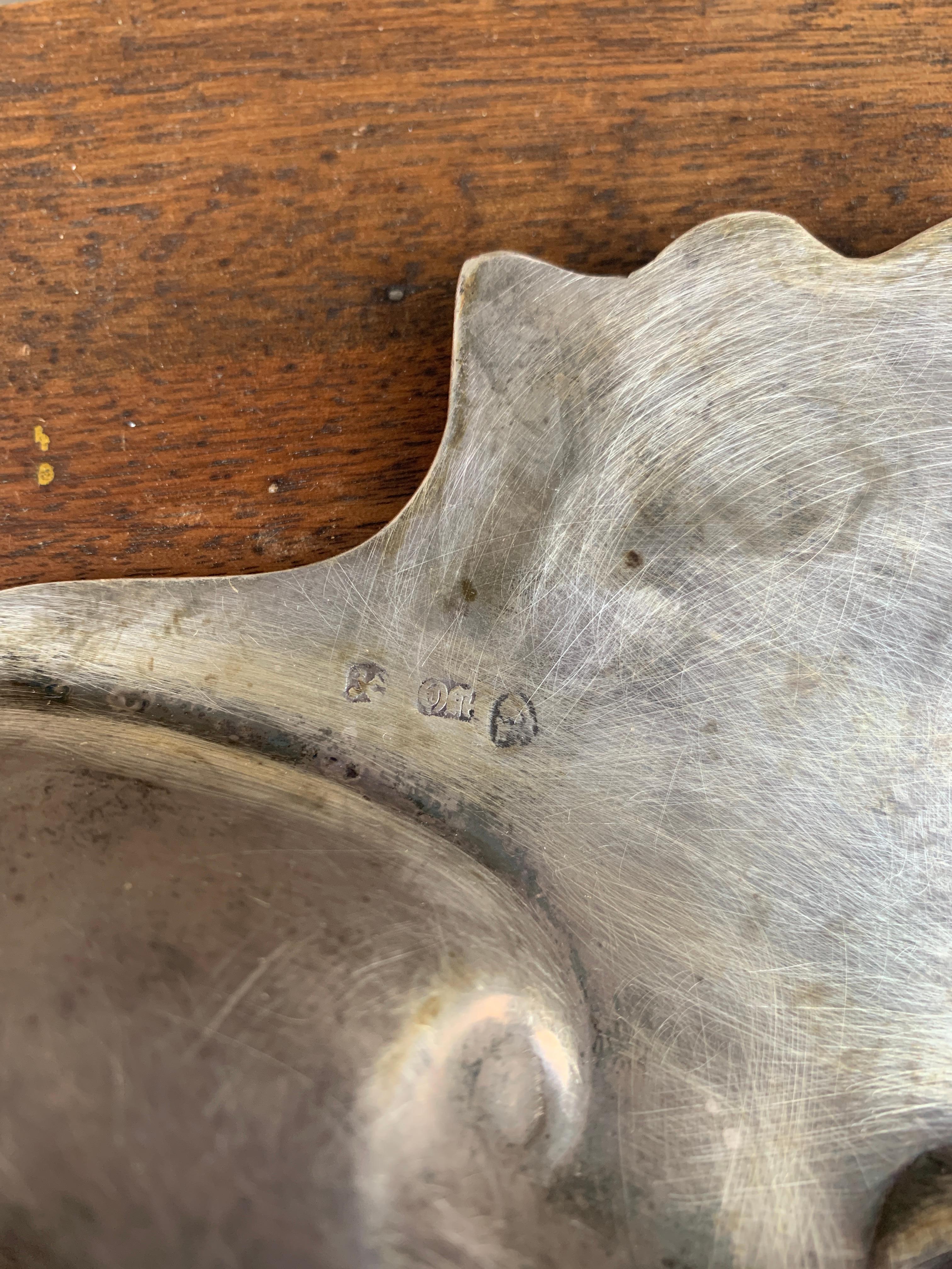 Plat de service à palourdes en argent de style Régence anglaise en vente 4