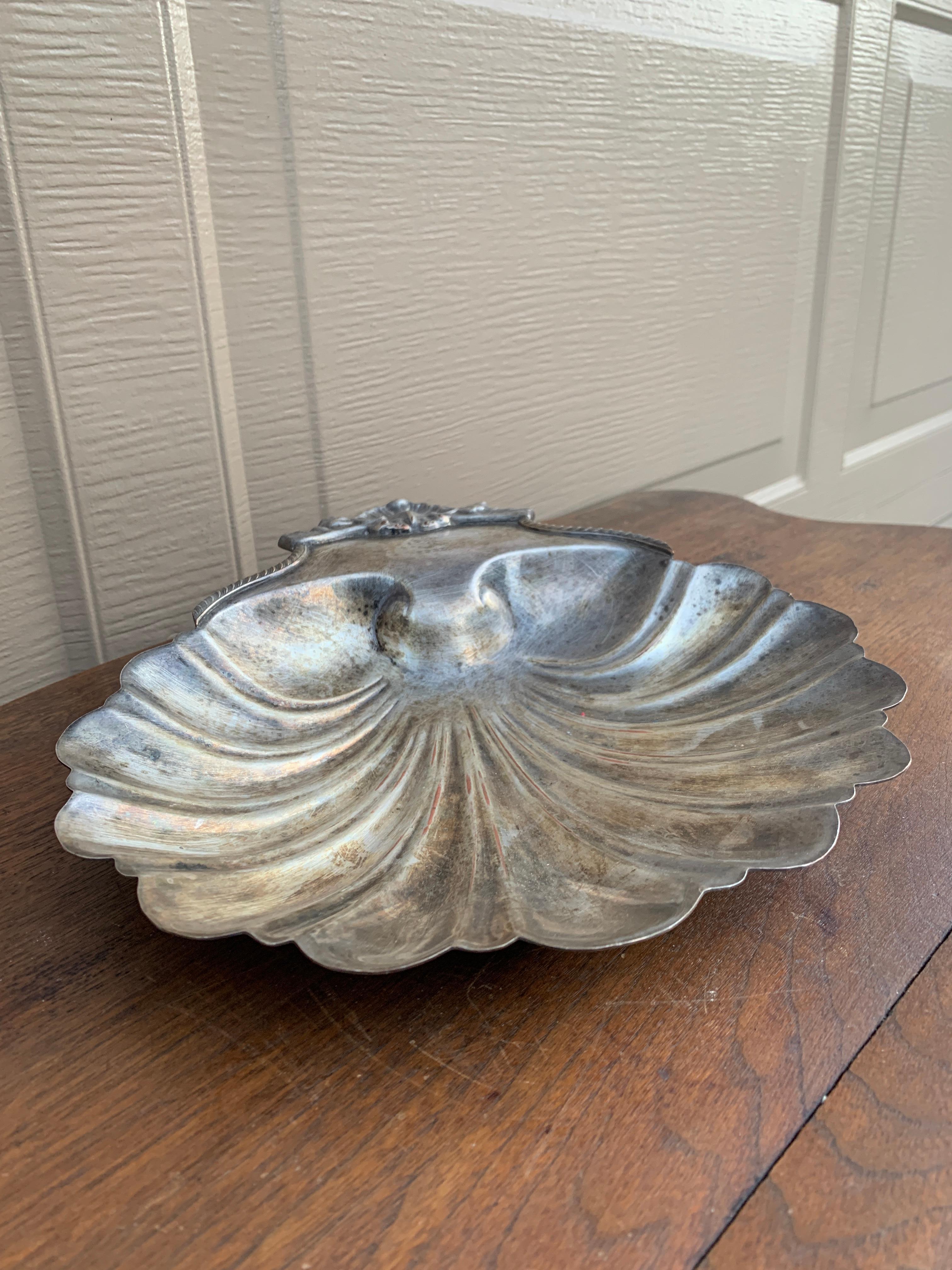 Anglais Plat de service à palourdes en argent de style Régence anglaise en vente