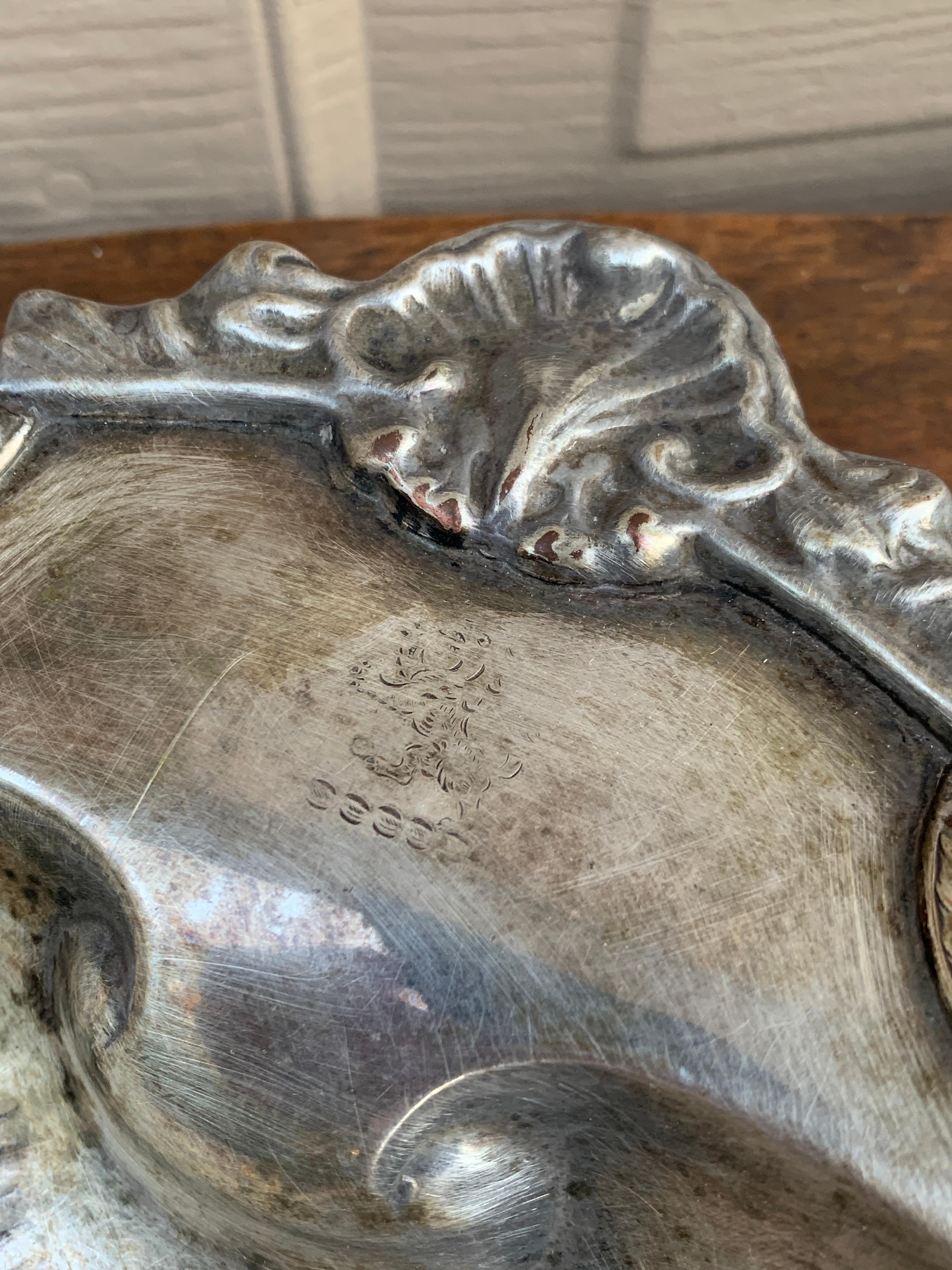 XIXe siècle Plat de service à palourdes en argent de style Régence anglaise en vente