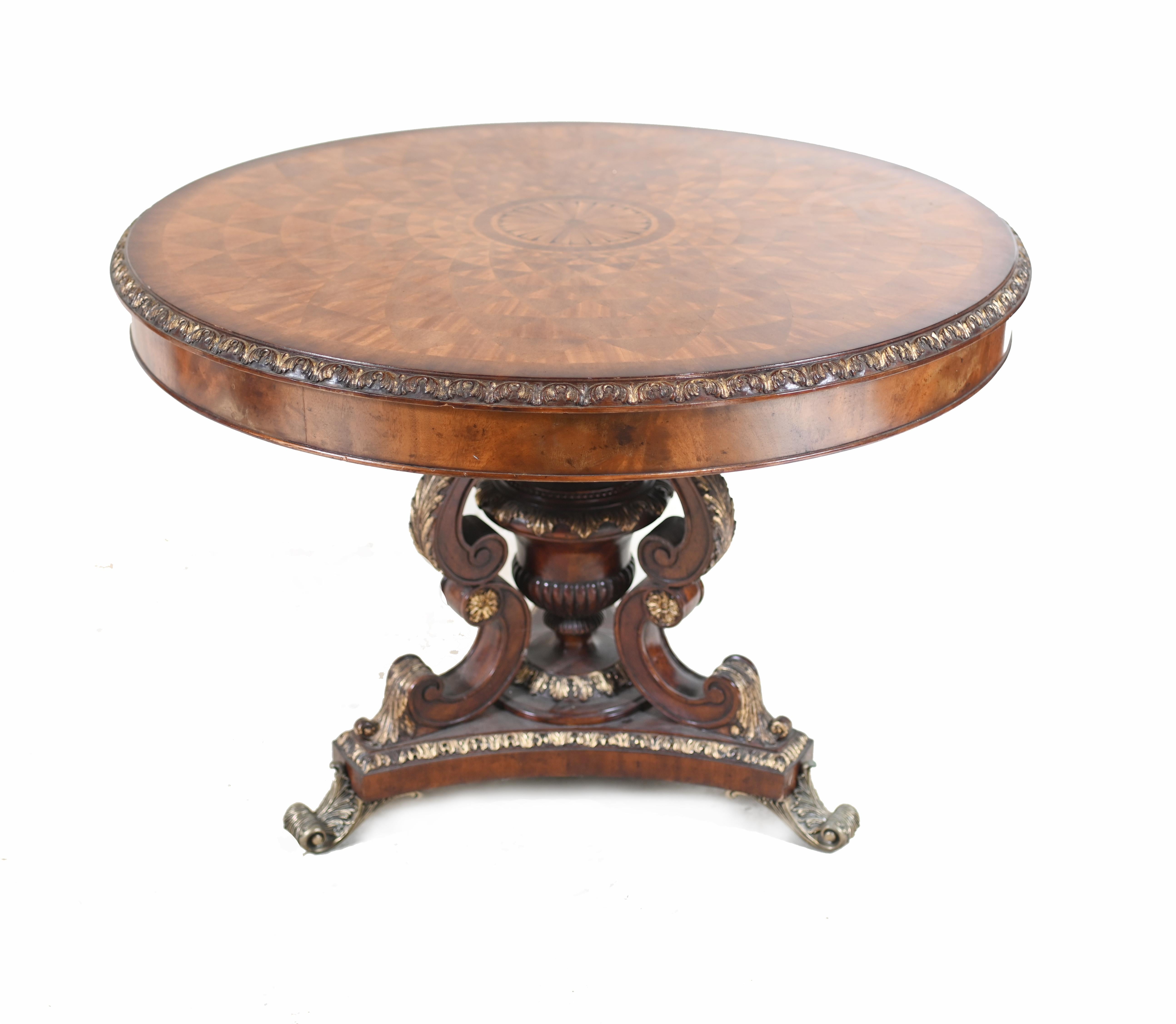 Sie sehen einen unglaublichen Mitteltisch im Regency-Stil mit einem komplizierten Spyrogaph-Design aus Intarsien aus verschiedenen Hölzern, darunter Obstholz, Mahagoni, Walnuss, Eiche, die alle in das Mahagoni eingebettet sind.

Das Maß an