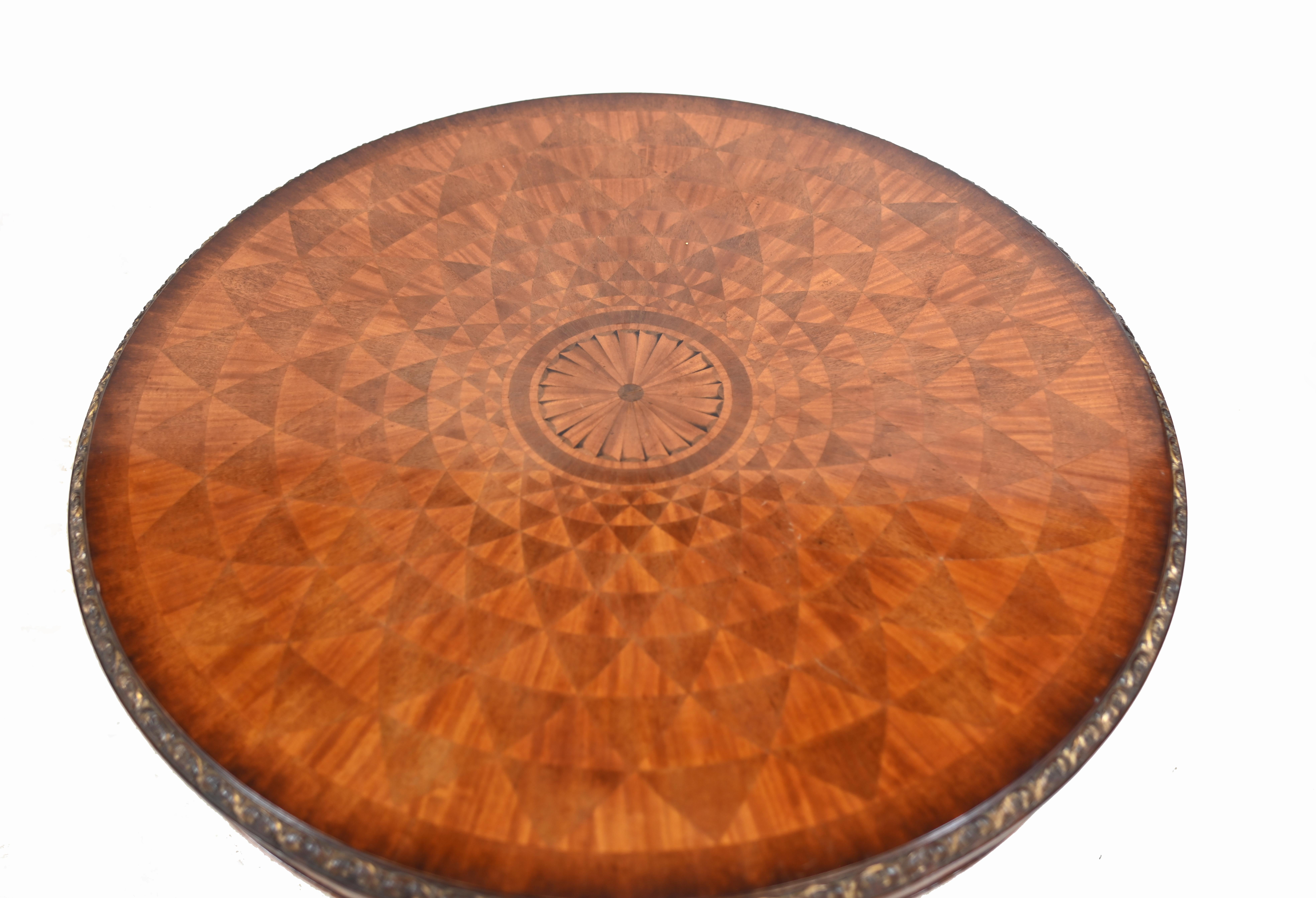 Englisch Regency Spyrograph Centre Table Runde Esstische (Obstholz) im Angebot