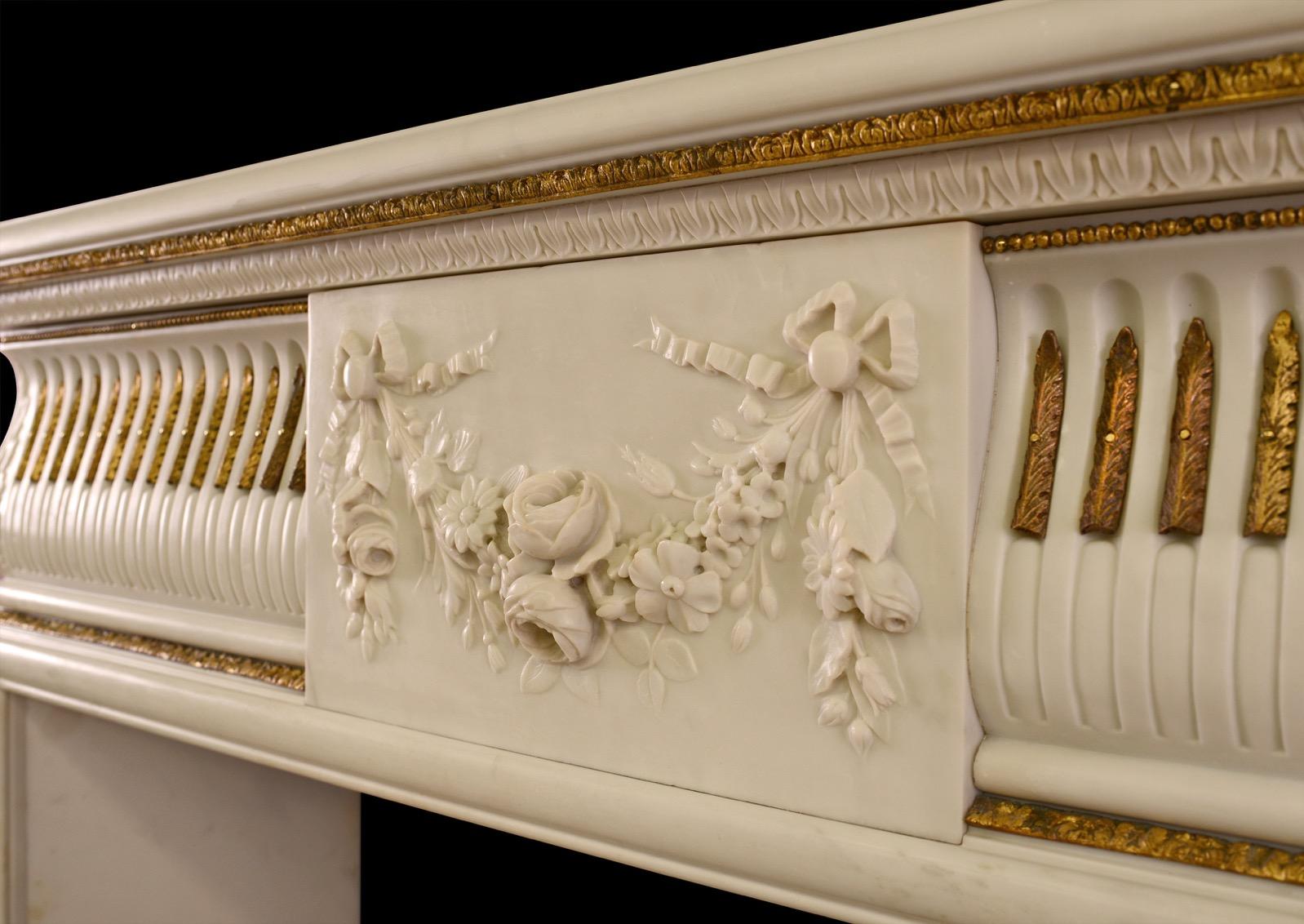 Début du XIXe siècle Cheminée en marbre statuaire de style English Regency avec laiton incrusté et bronze doré en vente