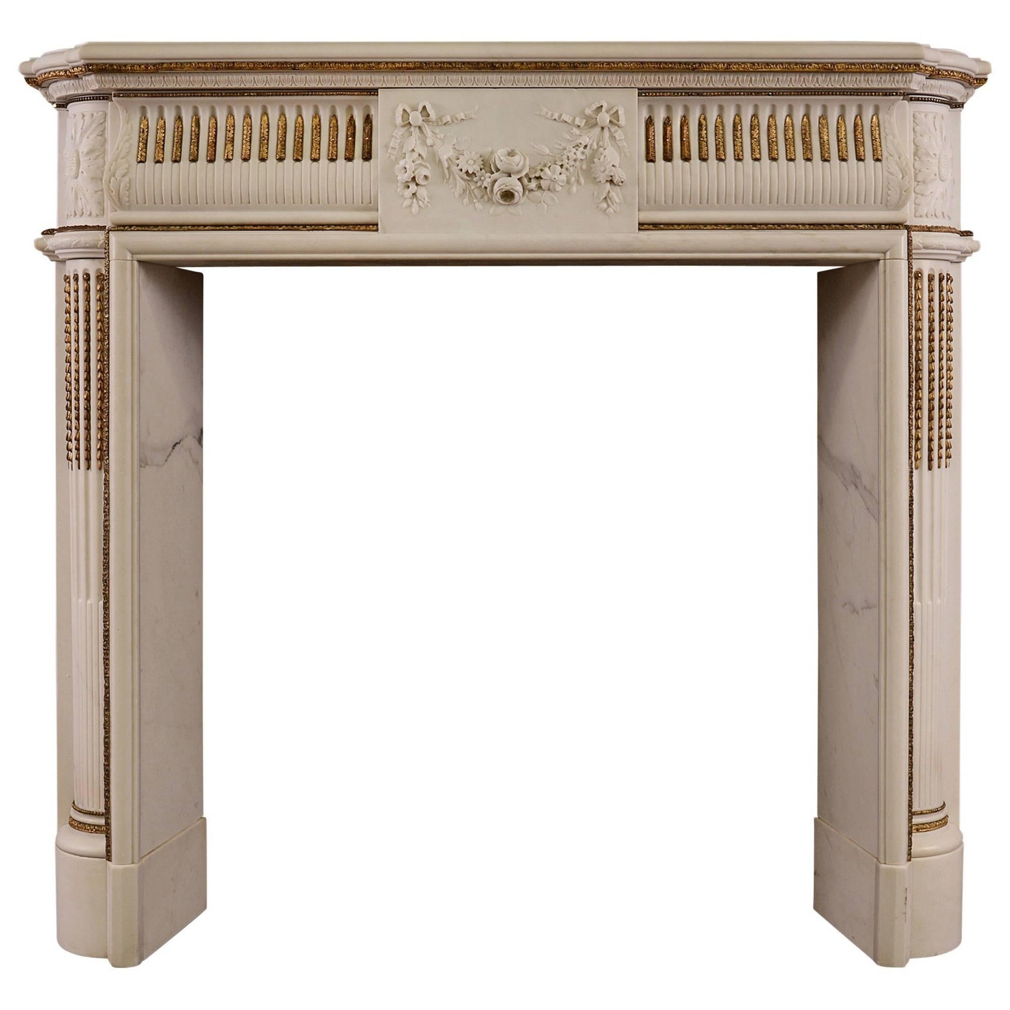 Cheminée en marbre statuaire de style English Regency avec laiton incrusté et bronze doré