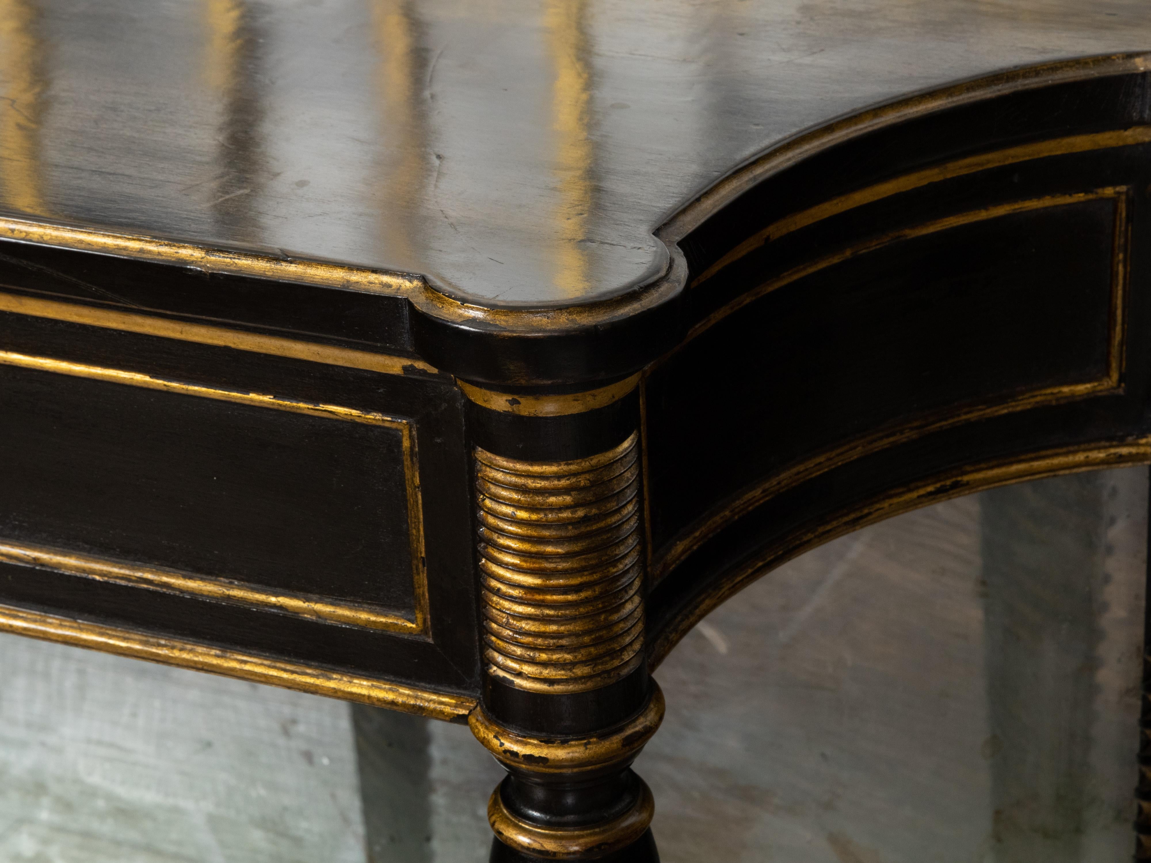 20ième siècle Table console de style Régence anglaise des années 1920 en or et noir ébénisé avec miroir en vente