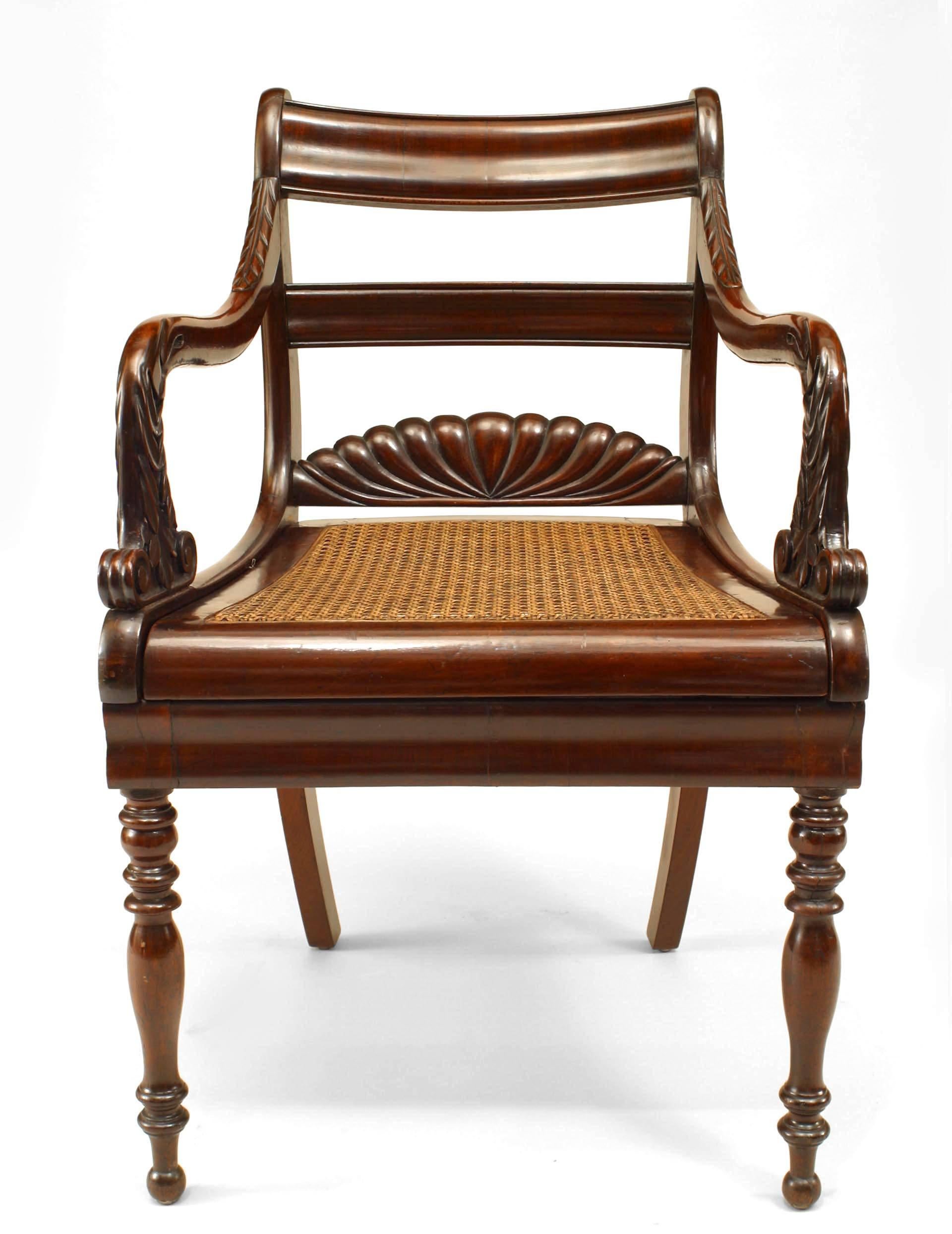Englischer Regency-Stil (19. Jh.), geschnitzter Mahagoni-Leitersessel mit Schilfrohrsitz und kannelierter Fächerlehne.
