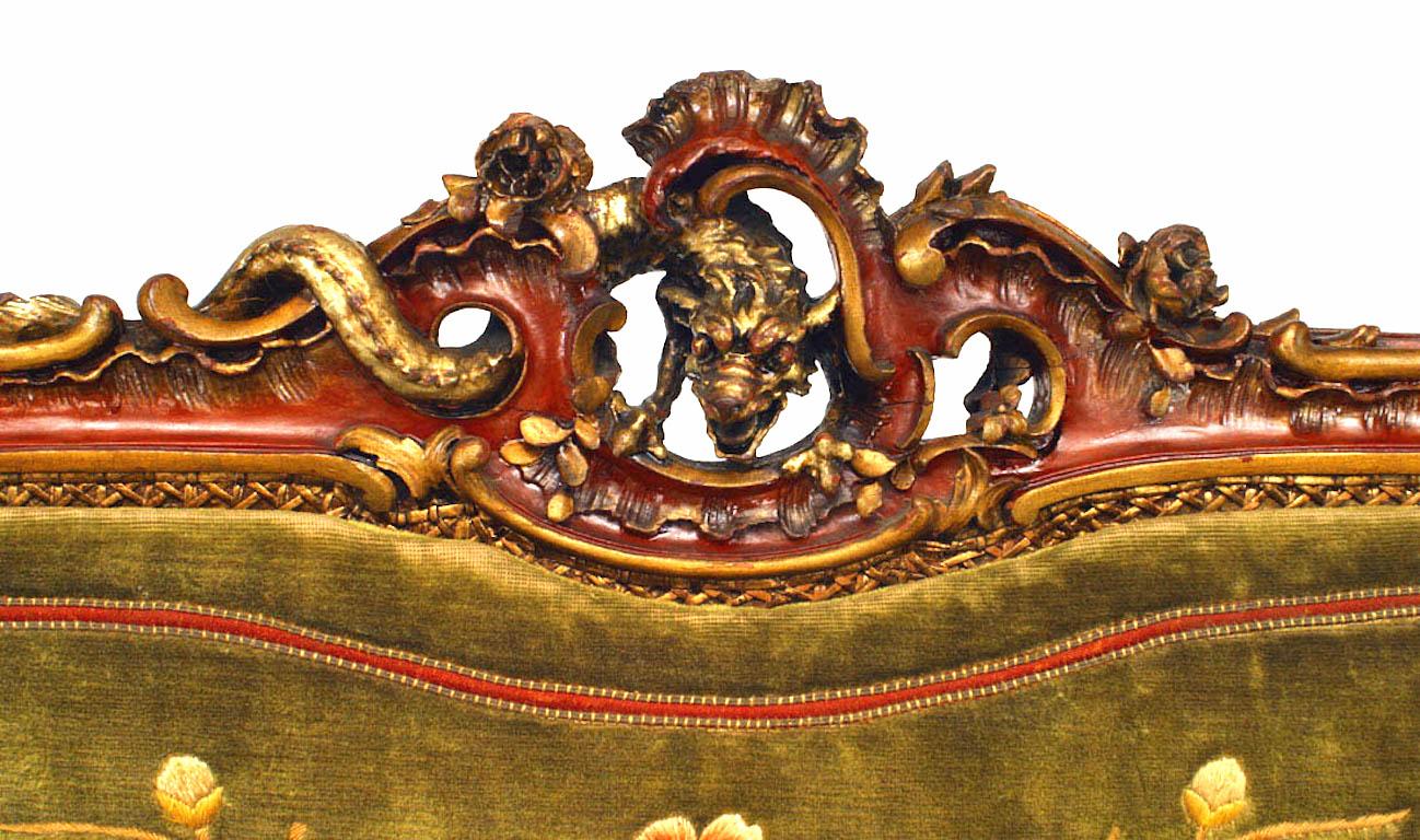 Causeuse de style Régence anglaise du 19ème siècle laquée rouge avec tapisserie en velours Bon état - En vente à Queens, NY