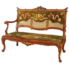 Causeuse de style Régence anglaise du 19ème siècle laquée rouge avec tapisserie en velours 