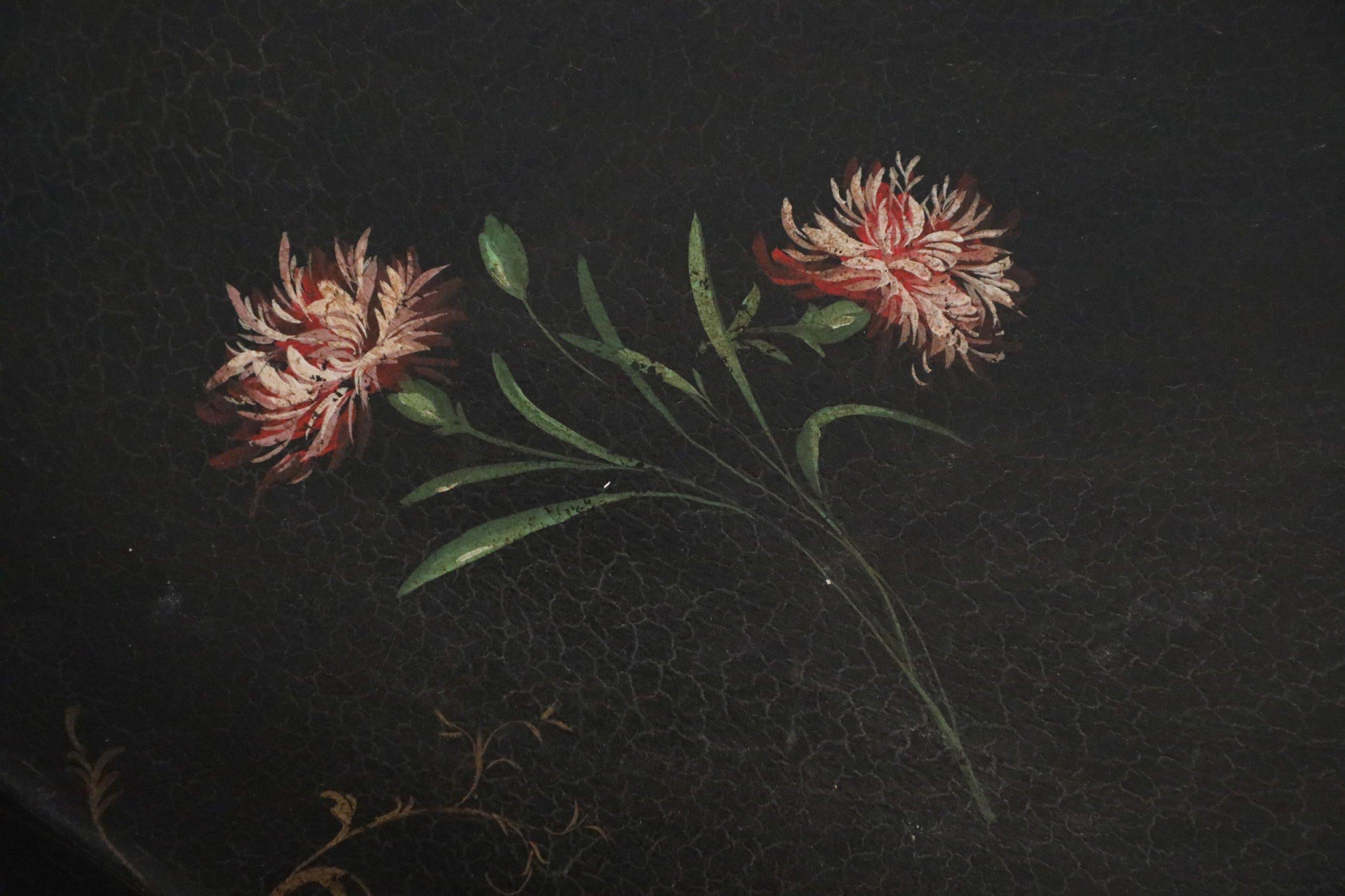 Table basse de style Régence anglaise à plateau noir et à motifs floraux en vente 5
