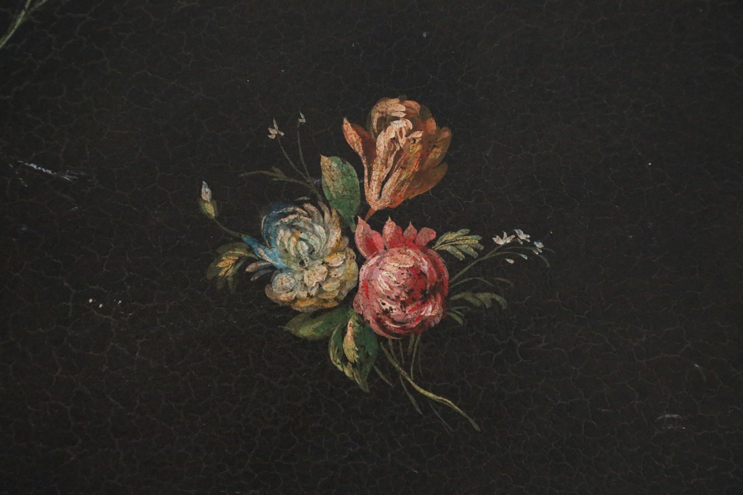 Table basse de style Régence anglaise à plateau noir et à motifs floraux en vente 6