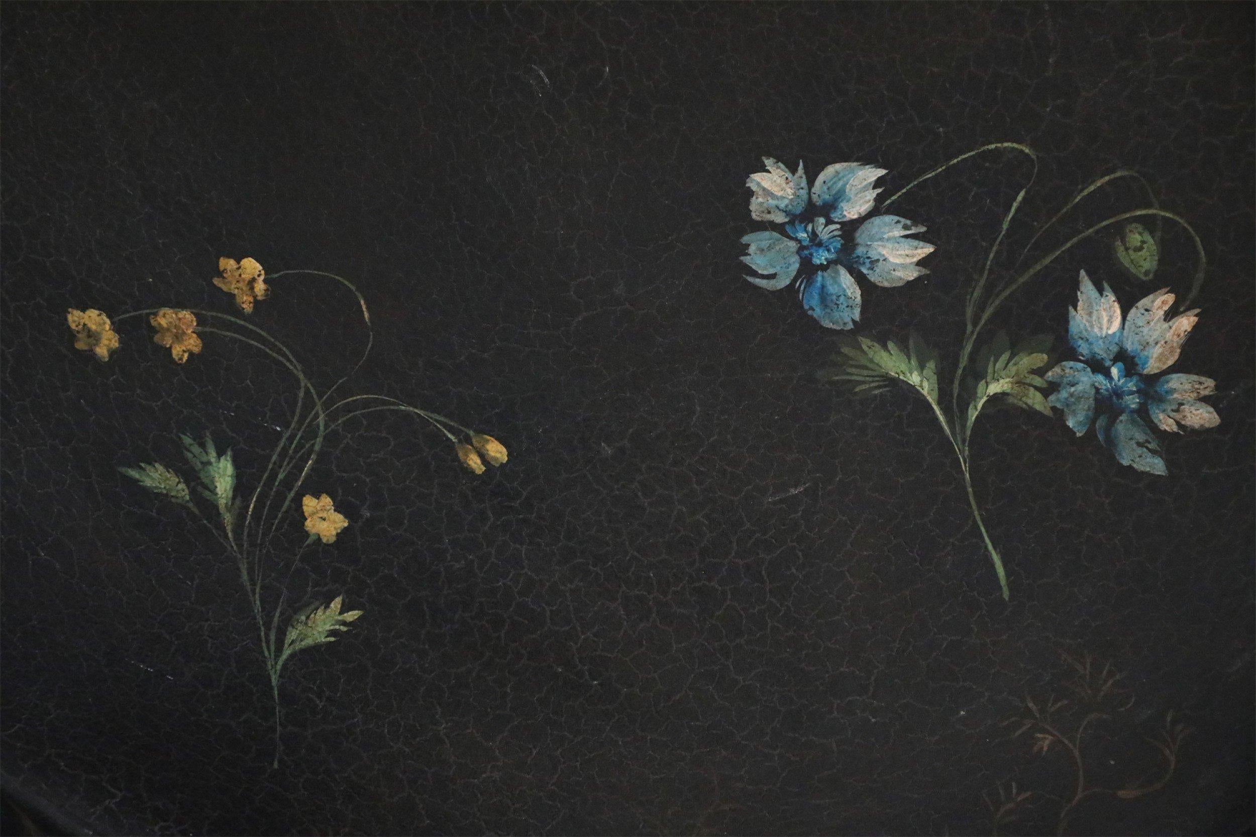 Table basse de style Régence anglaise à plateau noir et à motifs floraux en vente 7