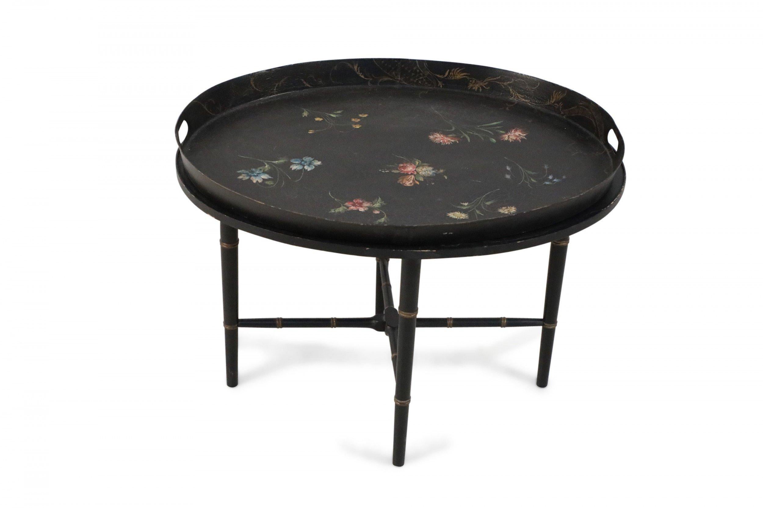 Métal Table basse de style Régence anglaise à plateau noir et à motifs floraux en vente