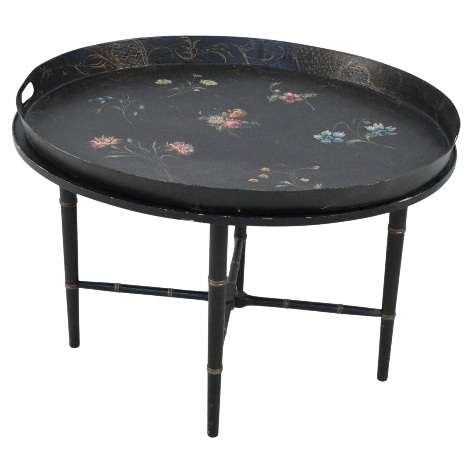 Table basse de style Régence anglaise à plateau noir et à motifs floraux en vente