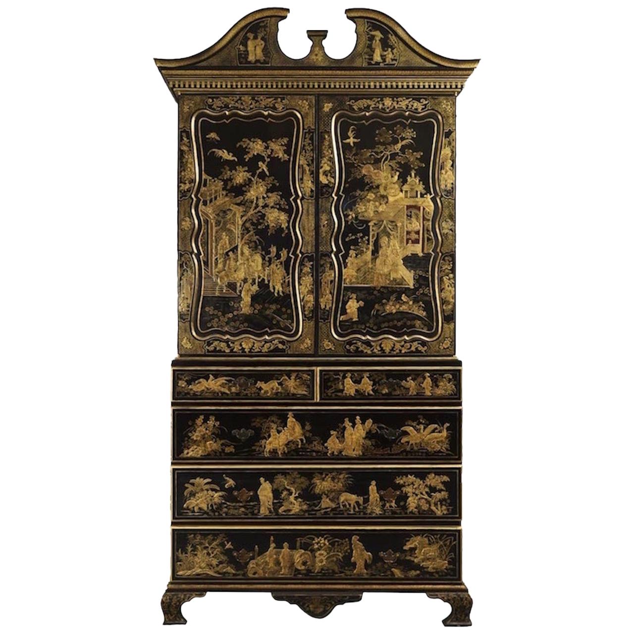 Cabinet de style Régence anglais:: laqué noir et décoré de chinoiseries dorées en vente