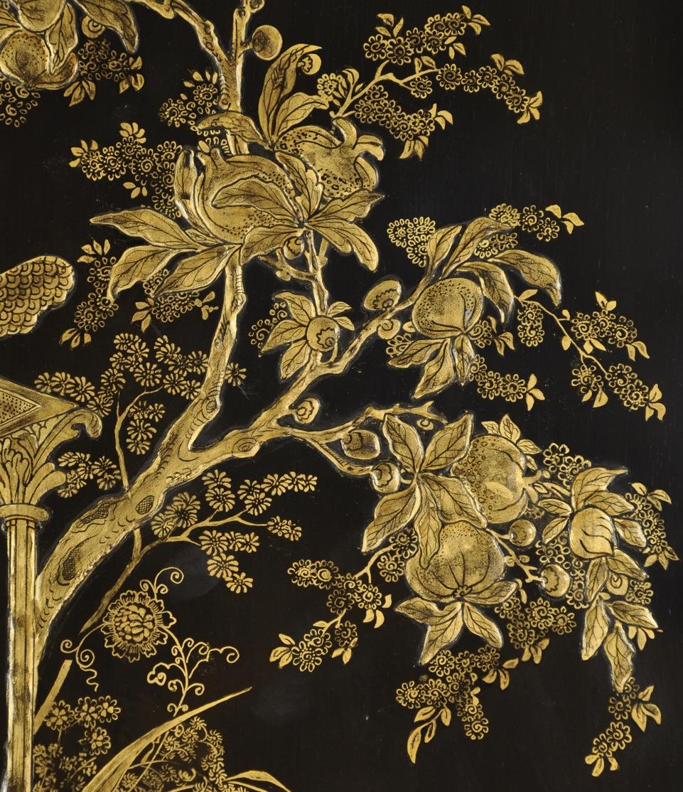 Regency Cabinet de style Régence anglais:: laqué noir et décoré de chinoiseries dorées en vente