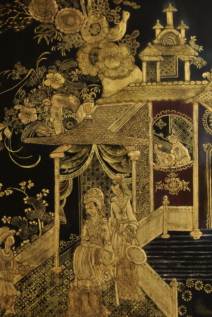 Cabinet de style Régence anglais:: laqué noir et décoré de chinoiseries dorées Bon état - En vente à New York, NY
