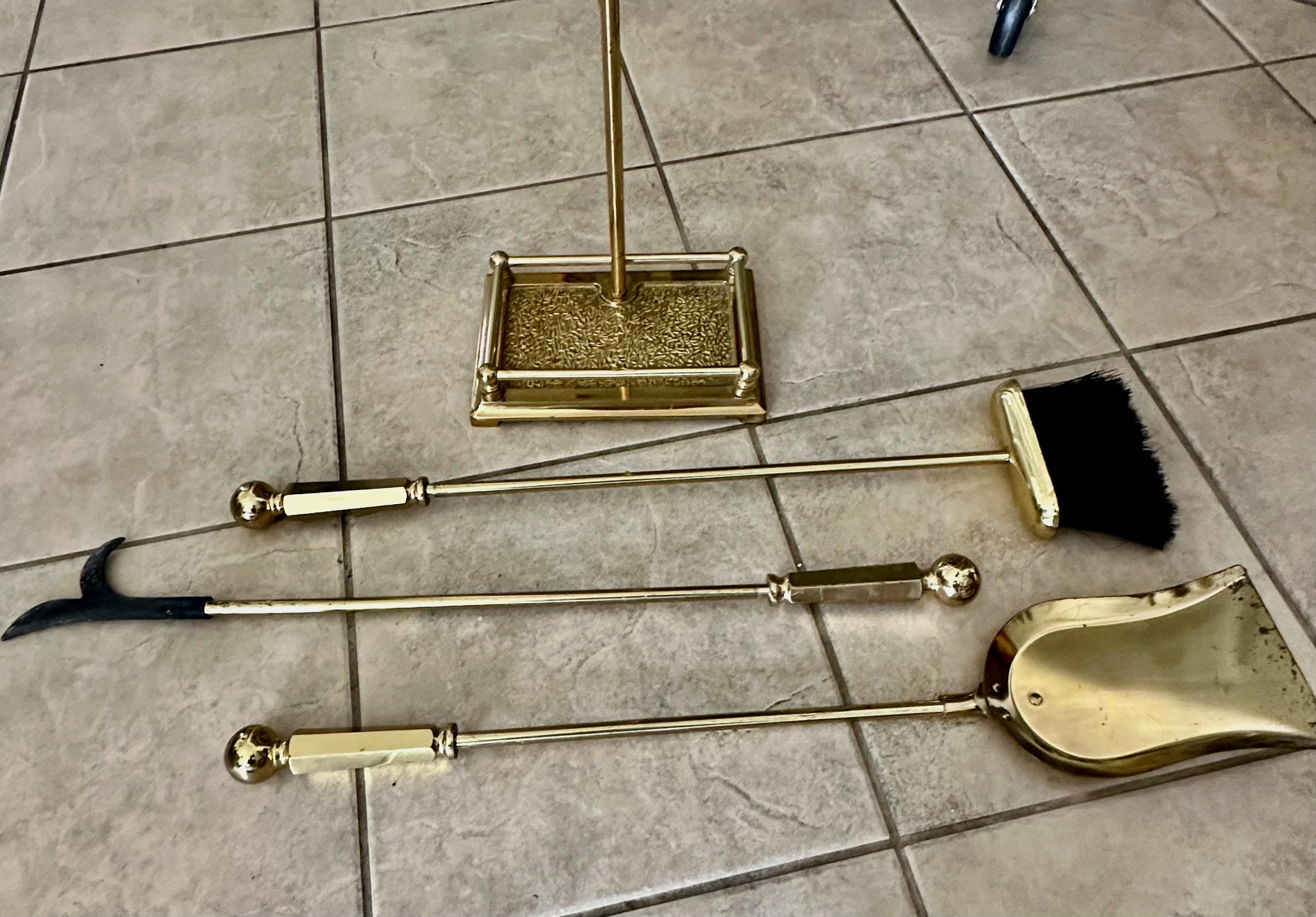 English Regency Style Brass Fireplace Tool Set In Good Condition For Sale In Palm Springs, CA