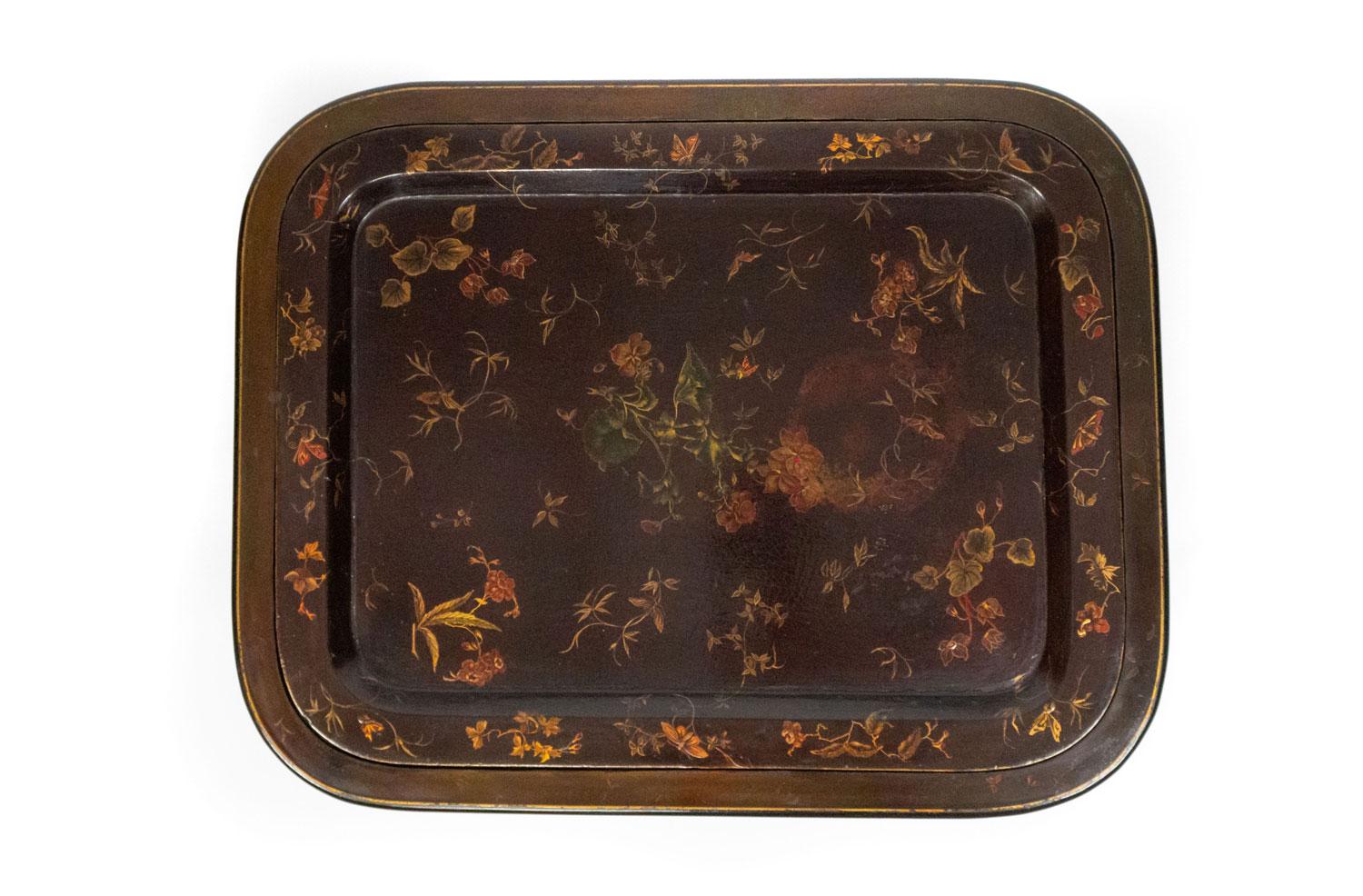Table basse de style Regency anglais (19/20e siècle) à plateau laqué brun avec un motif floral décoratif et une base à double pied en faux bambou laqué noir et doré.

Pièce fragile.