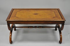 Table basse en acajou de style Régence anglais avec dessus en cuir travaillé brun et base curule