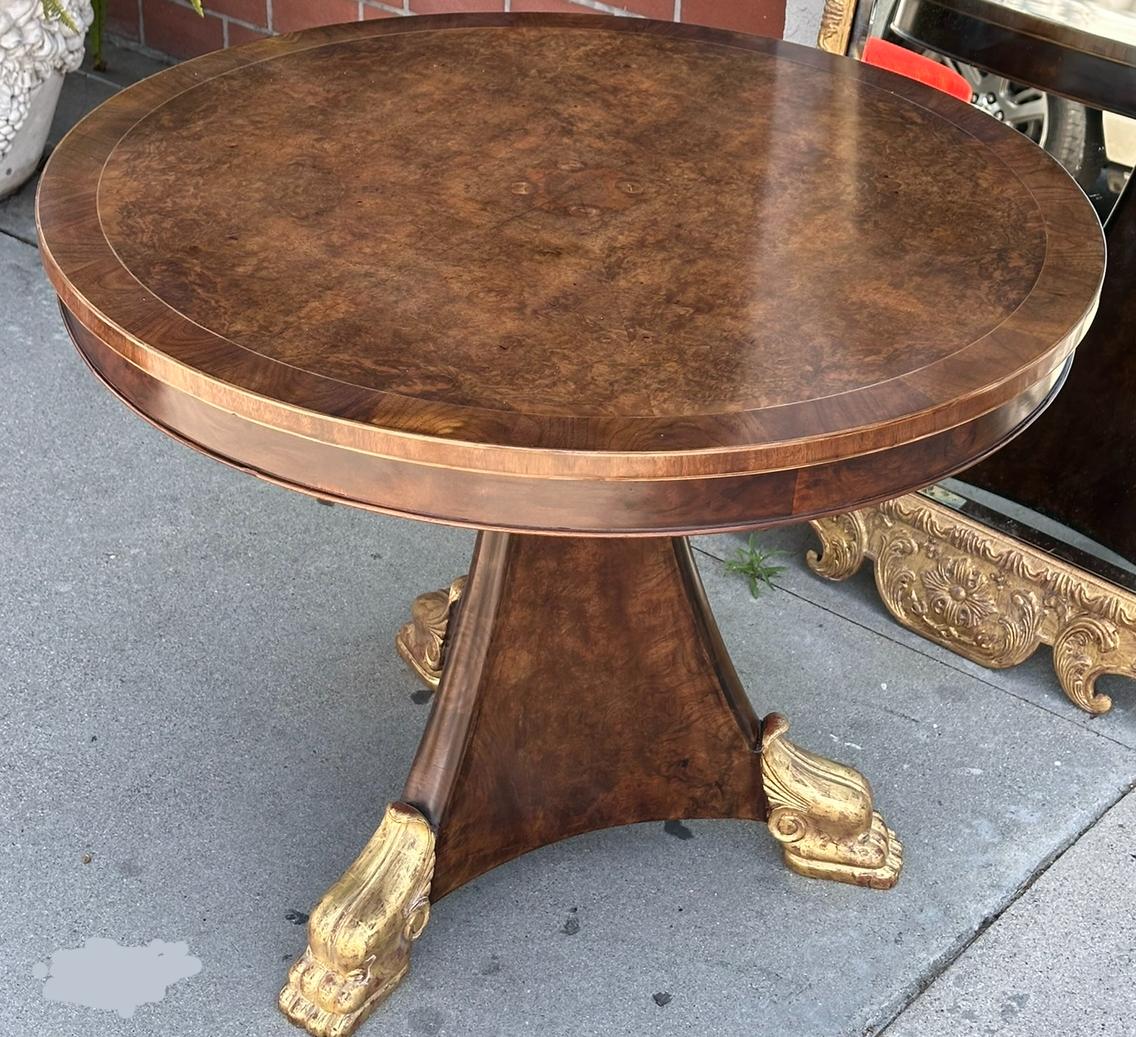 Table centrale en noyer Burton-Ching et bois doré de style Régence anglaise.