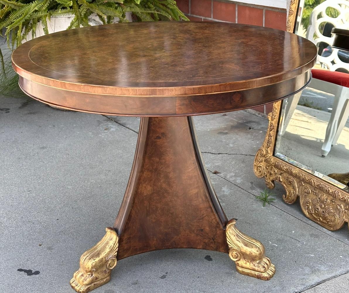 Américain Centre de table de style Régence anglaise en noyer de ronce et bois doré (Burton) en vente