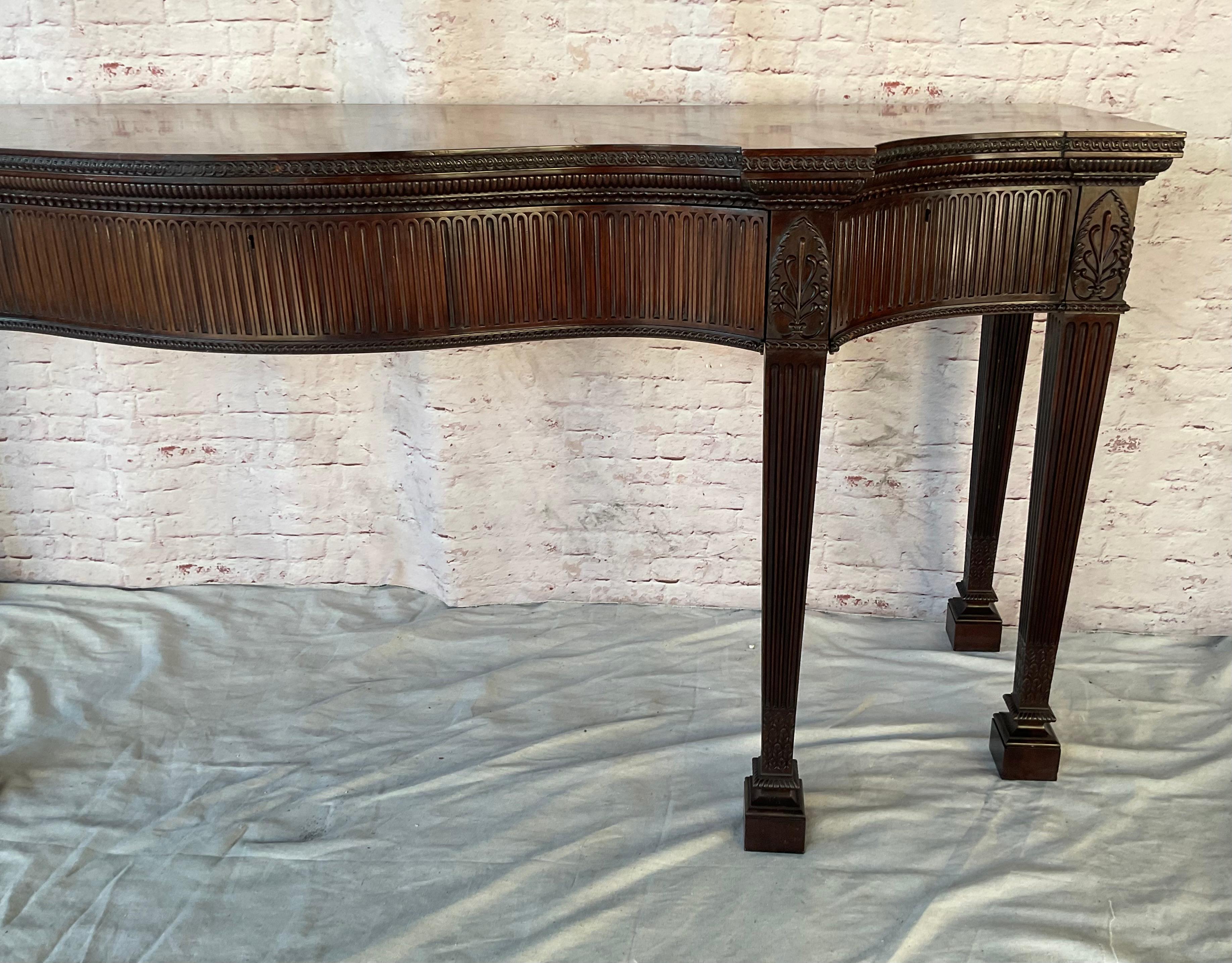 Mesa Consola de Servir de Caoba Tallada de Estilo Regencia Inglés en Bueno estado para la venta en Bradenton, FL