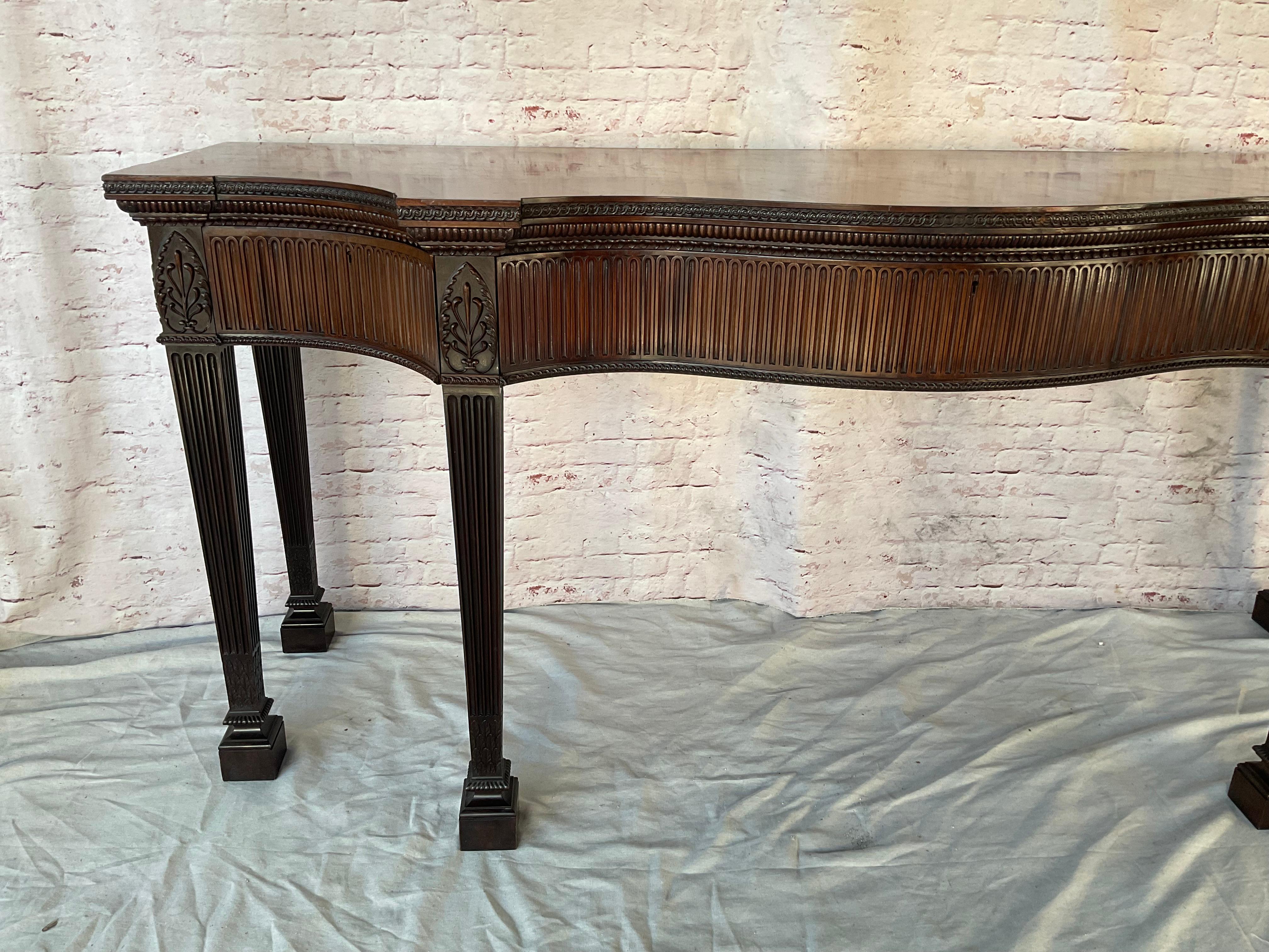 Mesa Consola de Servir de Caoba Tallada de Estilo Regencia Inglés siglo XIX en venta