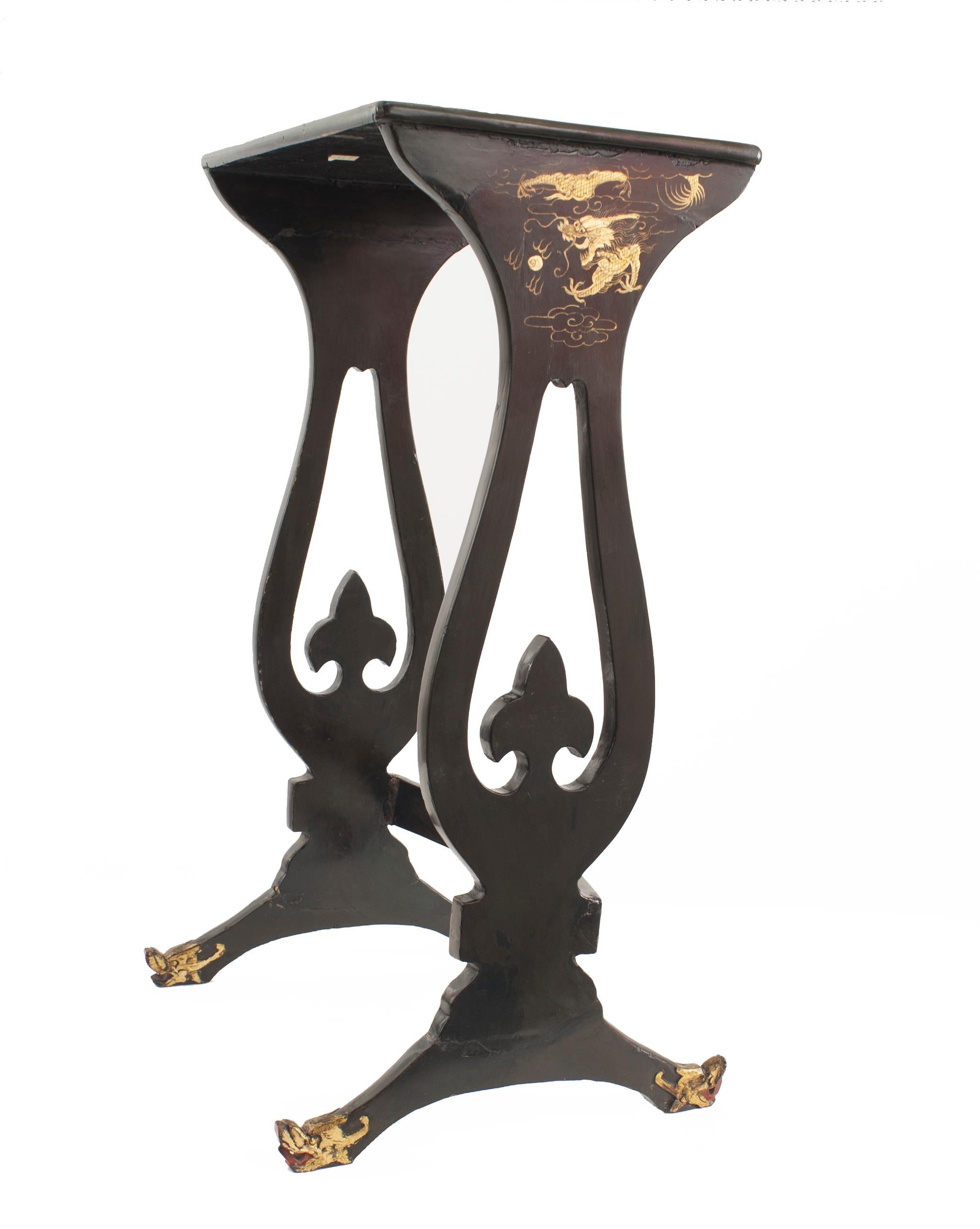 English Regency style (second quarter of the 19th century) black lacquered and gold Chinoiserie decorated nest of three tables with open design side legs.
  