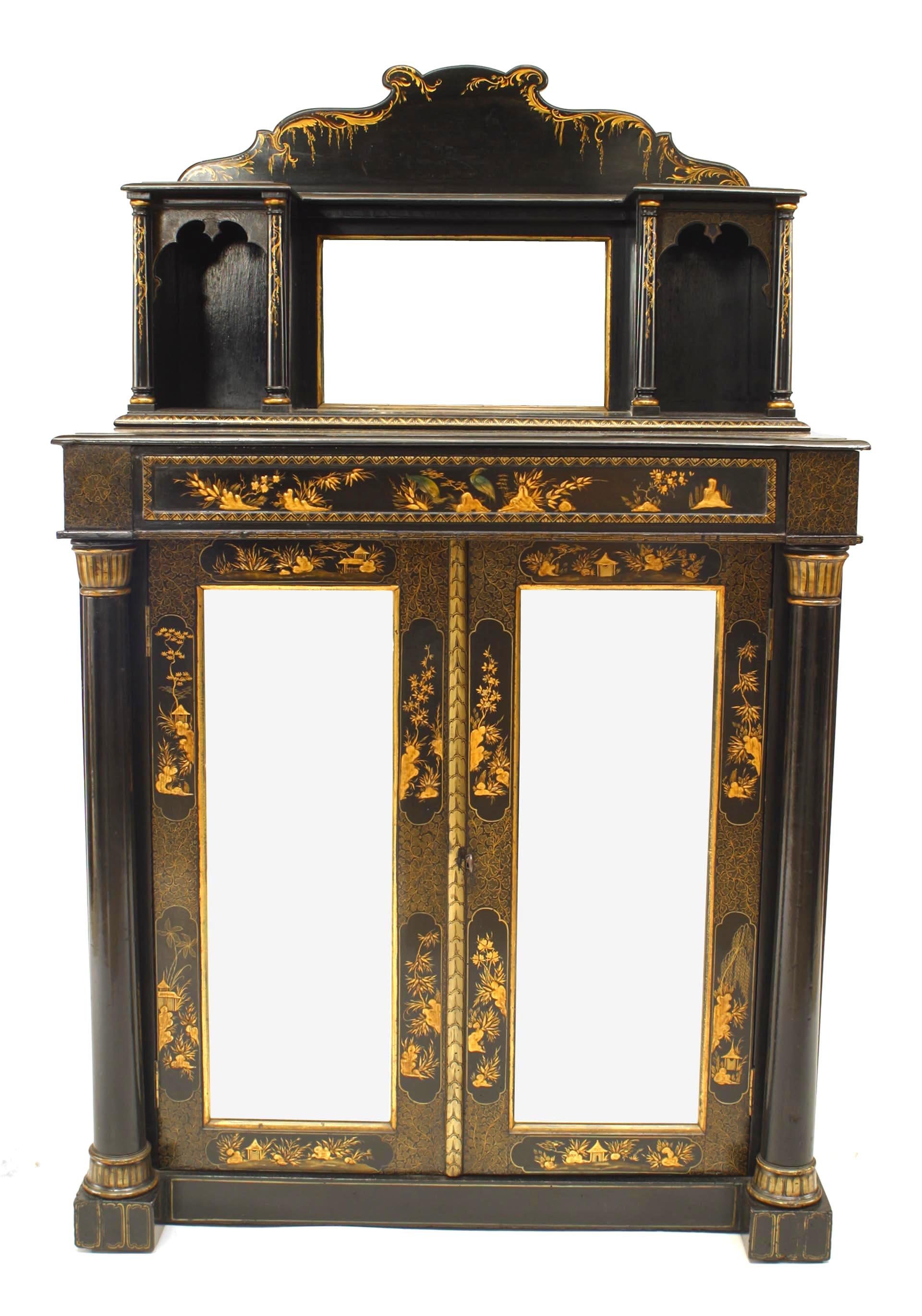 Aparador pequeño de estilo Regencia inglés (s. XIX/XX) lacado en negro de diseño Chinoiserie, con sección superior y puertas de espejo. (Artículo relacionado: 039145A)
