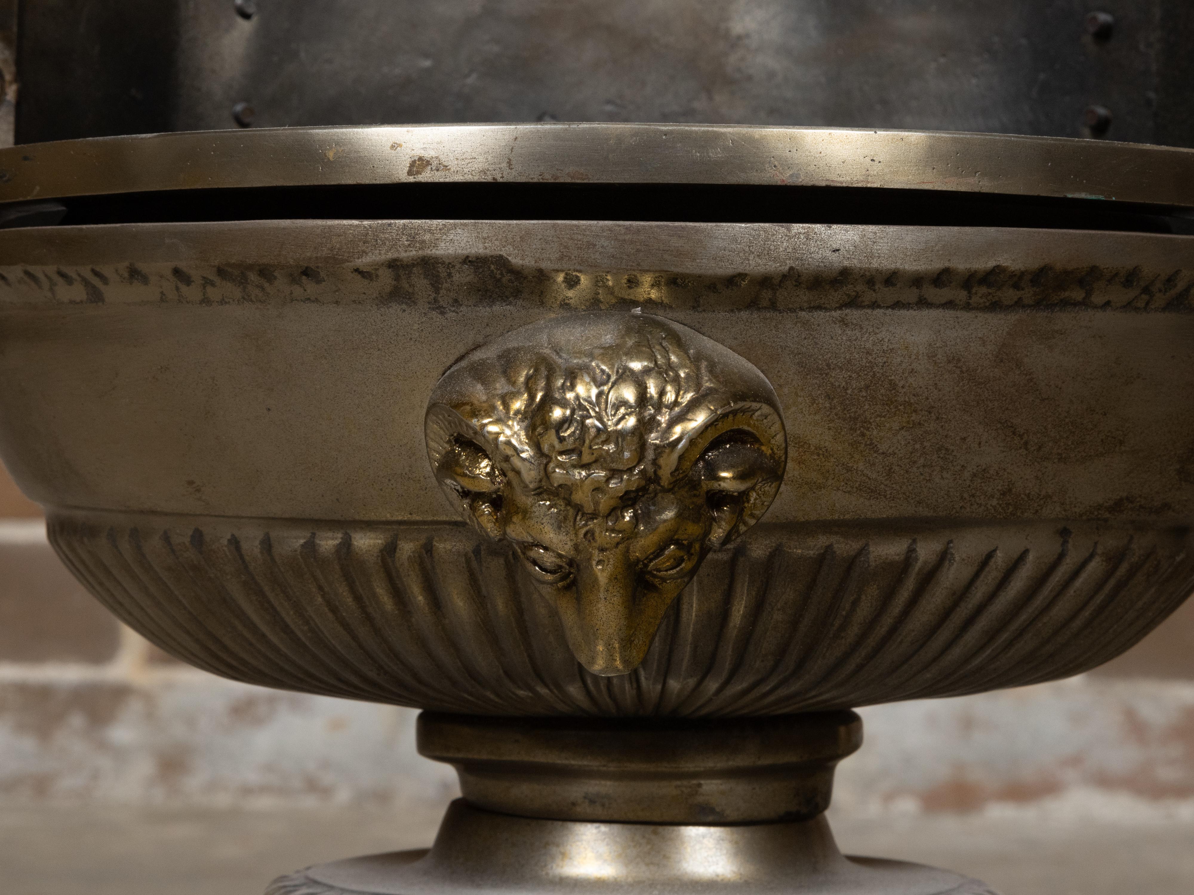 Griglia ad urna per caminetto a carbone in stile Regency inglese con volute in ottone in vendita 4