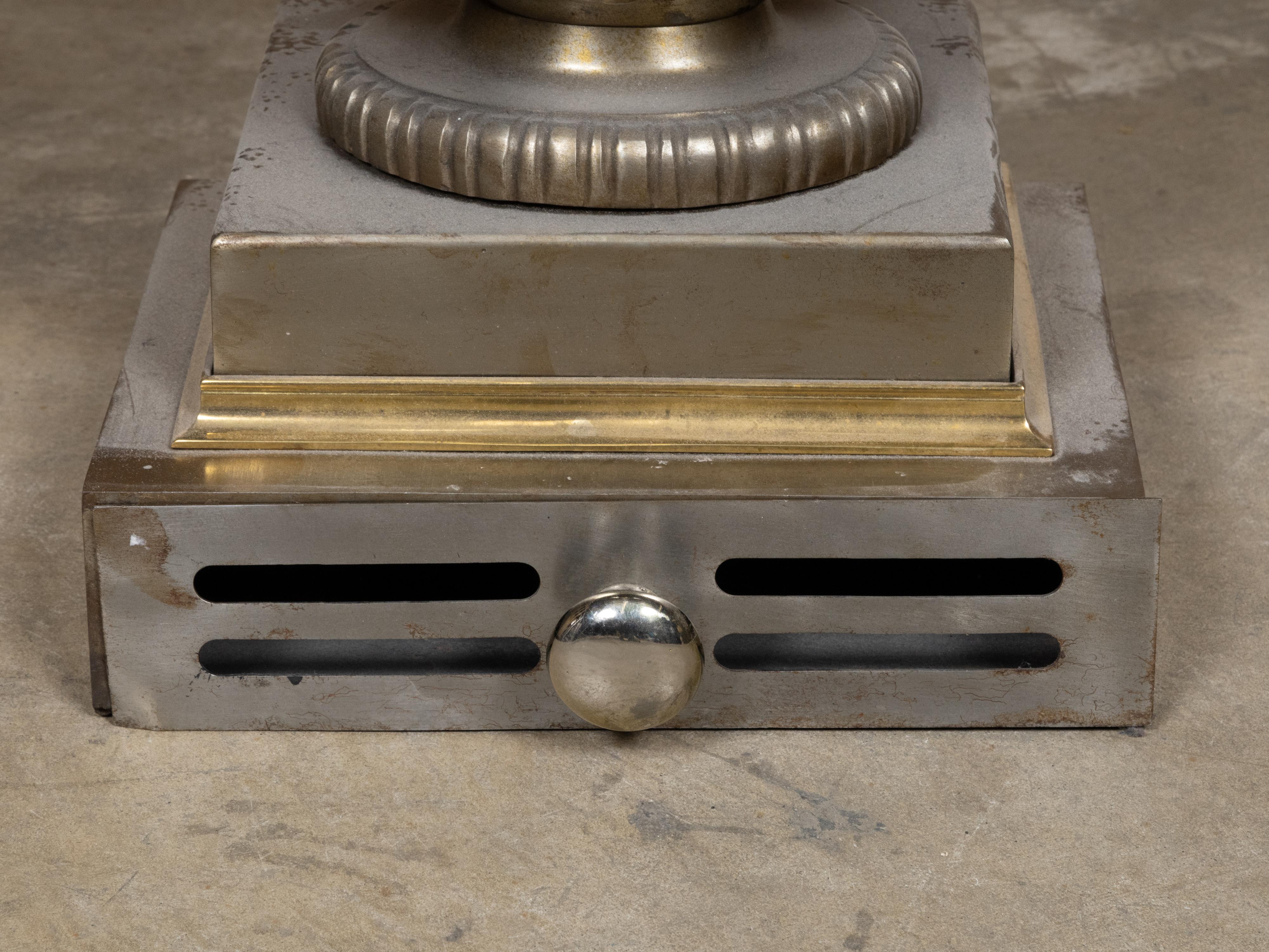 Griglia ad urna per caminetto a carbone in stile Regency inglese con volute in ottone in vendita 5