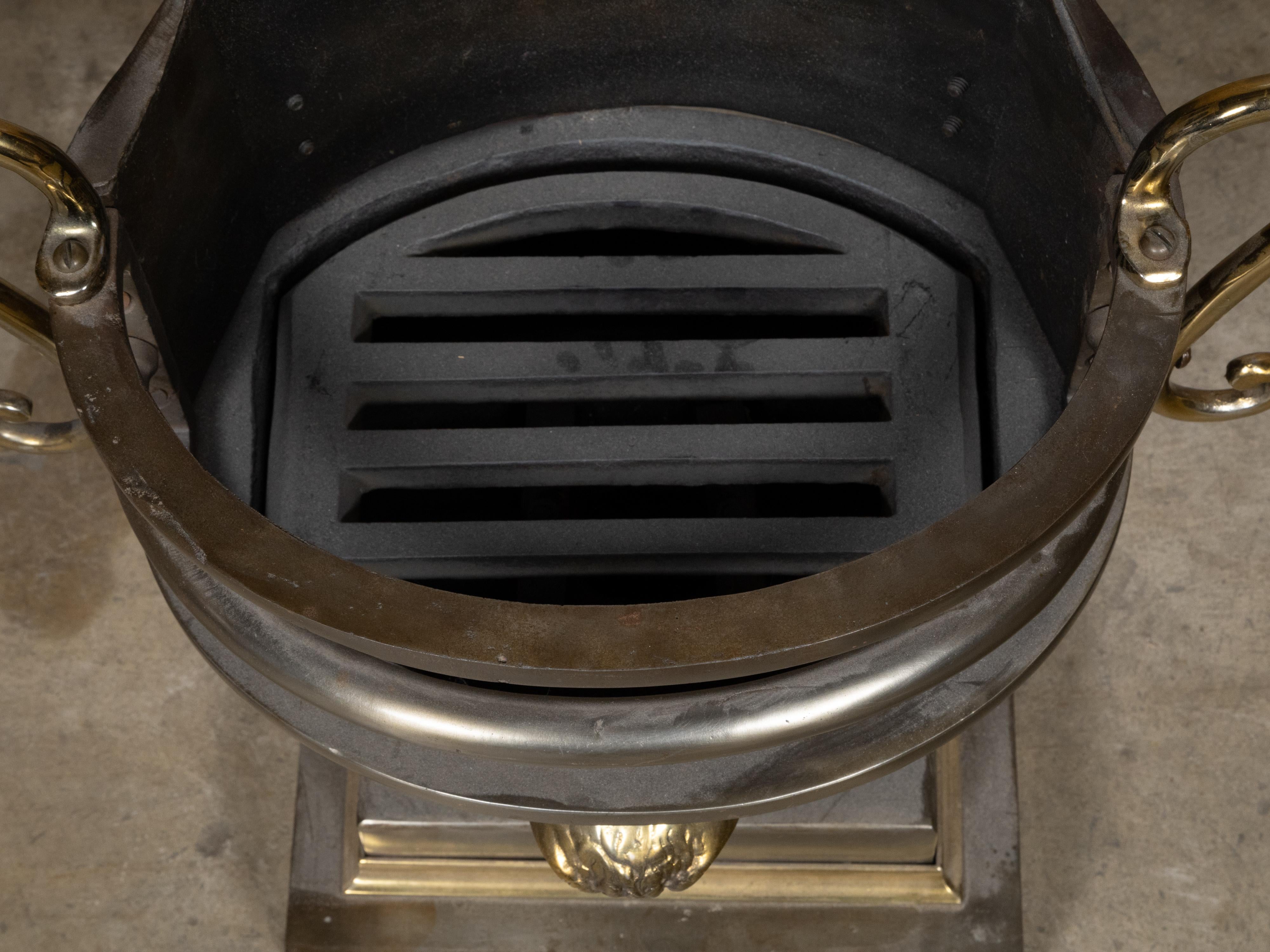Griglia ad urna per caminetto a carbone in stile Regency inglese con volute in ottone in vendita 6